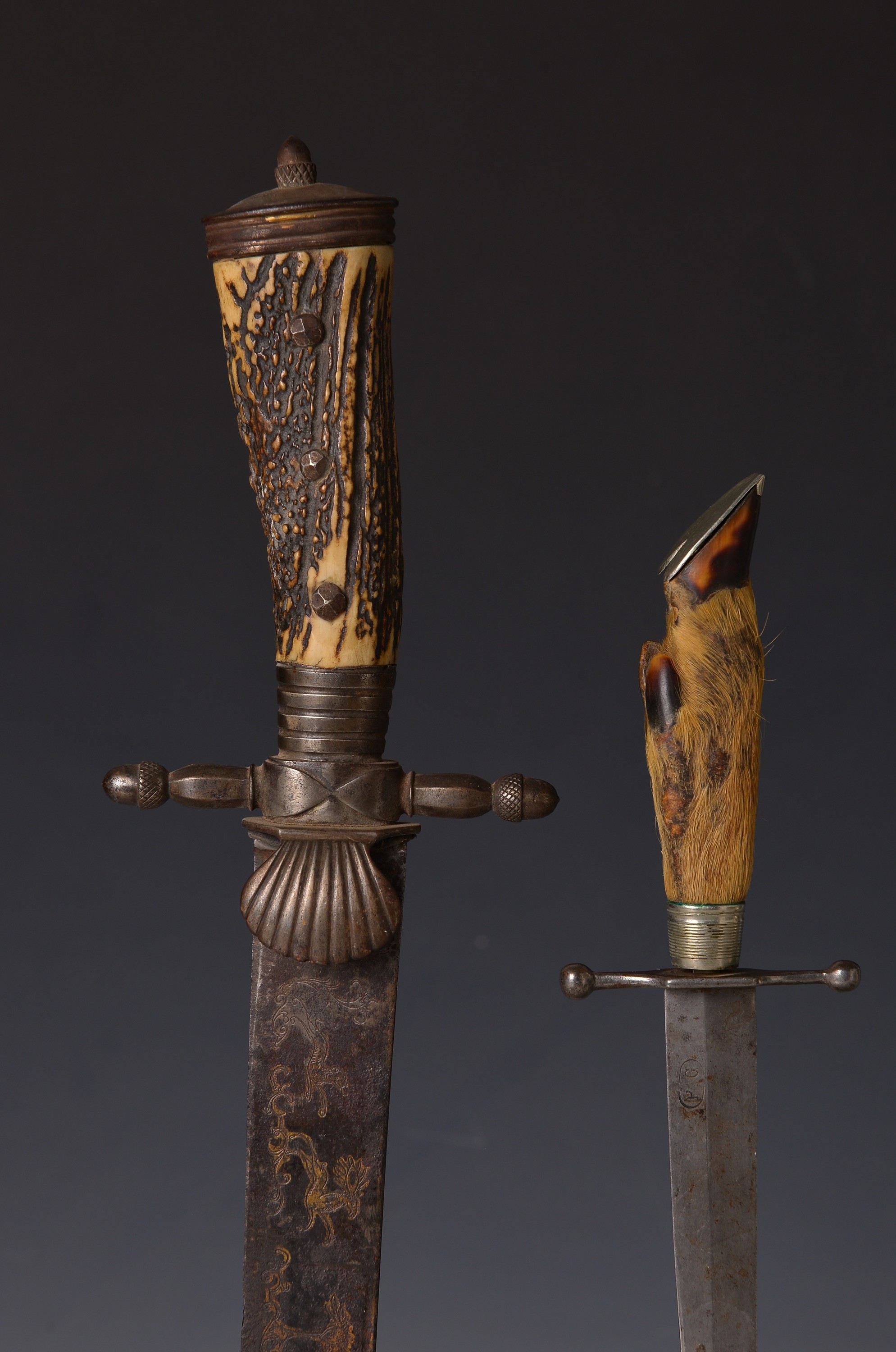 Hirschfänger und Messer, 18./19. Jh., Hirschfänger mit Horngriff, gravierte Klinge mit Jagdmotiven, z.T. vergoldet, Klinge gekürzt, Altersspuren, ...