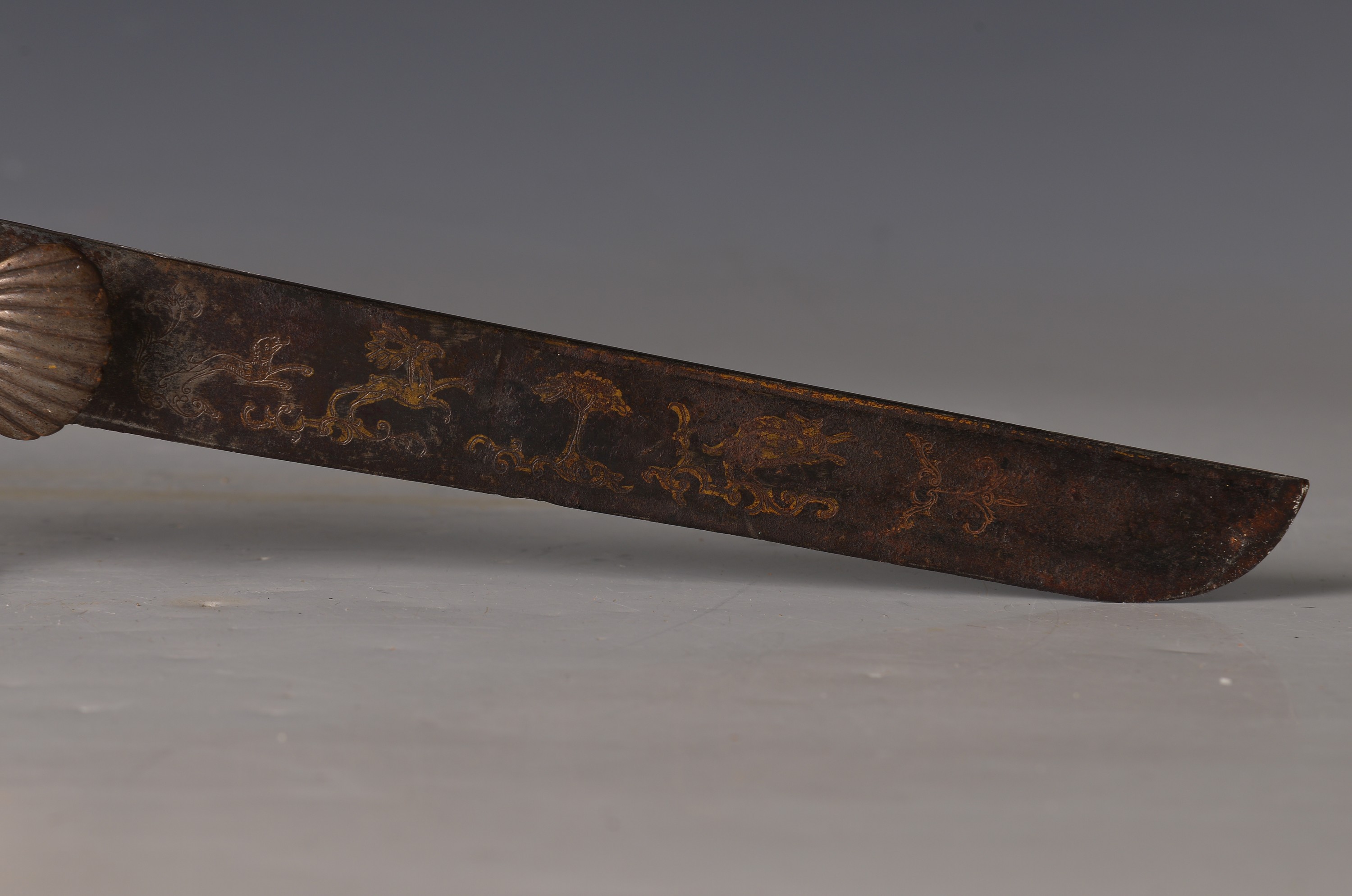 Detail a: Hirschfänger und Messer, 18./19. Jh., Hirschfänger mit Horngriff, gravierte Klinge mit Jagdmotiven, z.T. vergoldet, Klinge gekürzt, Altersspuren, ...