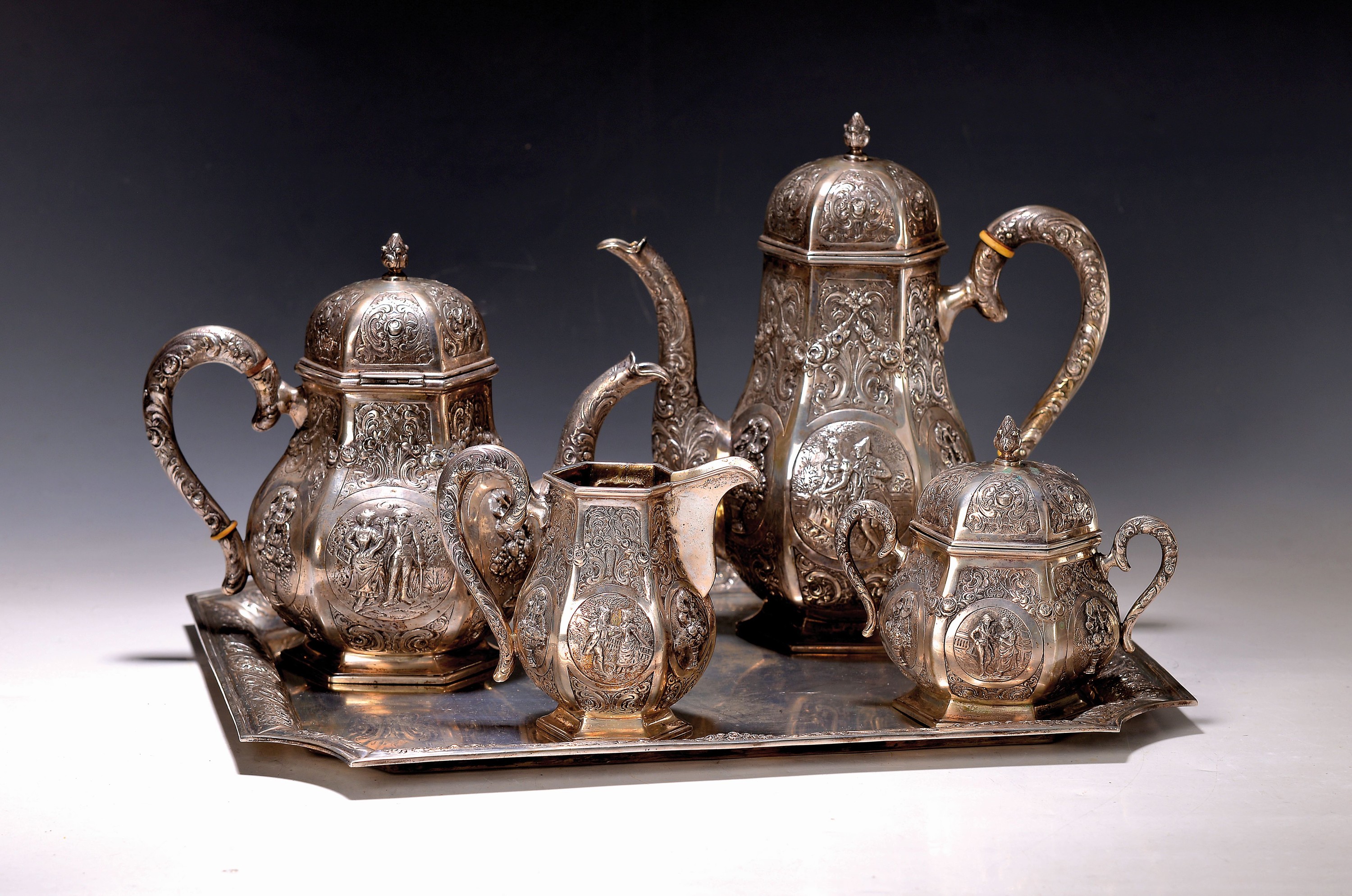 Kernstück/Kaffeeset, Christofle, Paris, Kollektion Gallia, 20. Jh., Metall versilbert, Kaffeekanne, Zuckerdose und Sahnekännchen, Holzgriffe, l. ...