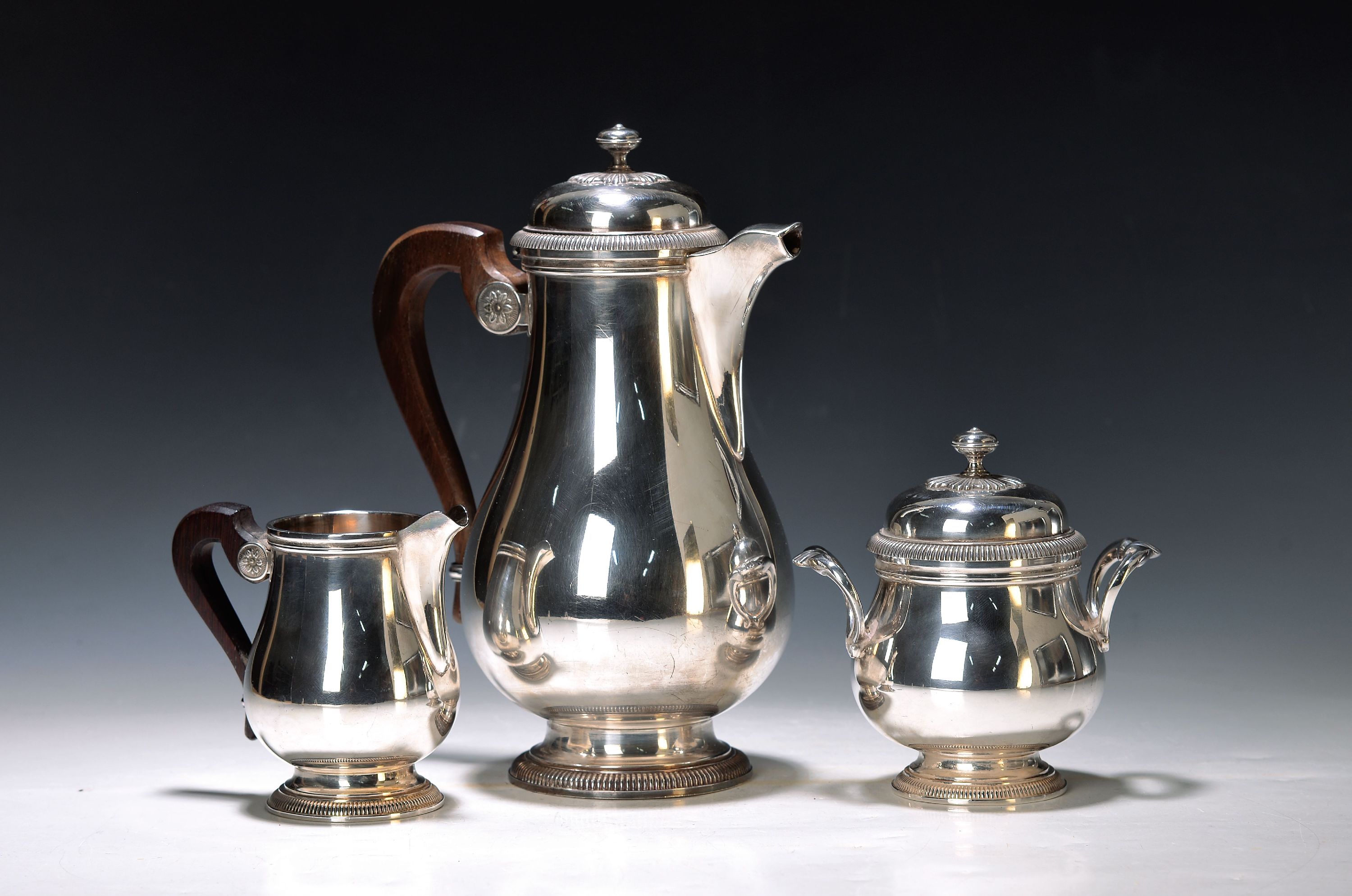 Kernstück/Kaffeeset, Christofle Paris, Kollektion Gallia, 20. Jh., Metall versilbert, Handhaben aus Holz, Kaffeekanne, Zuckerdose und ...