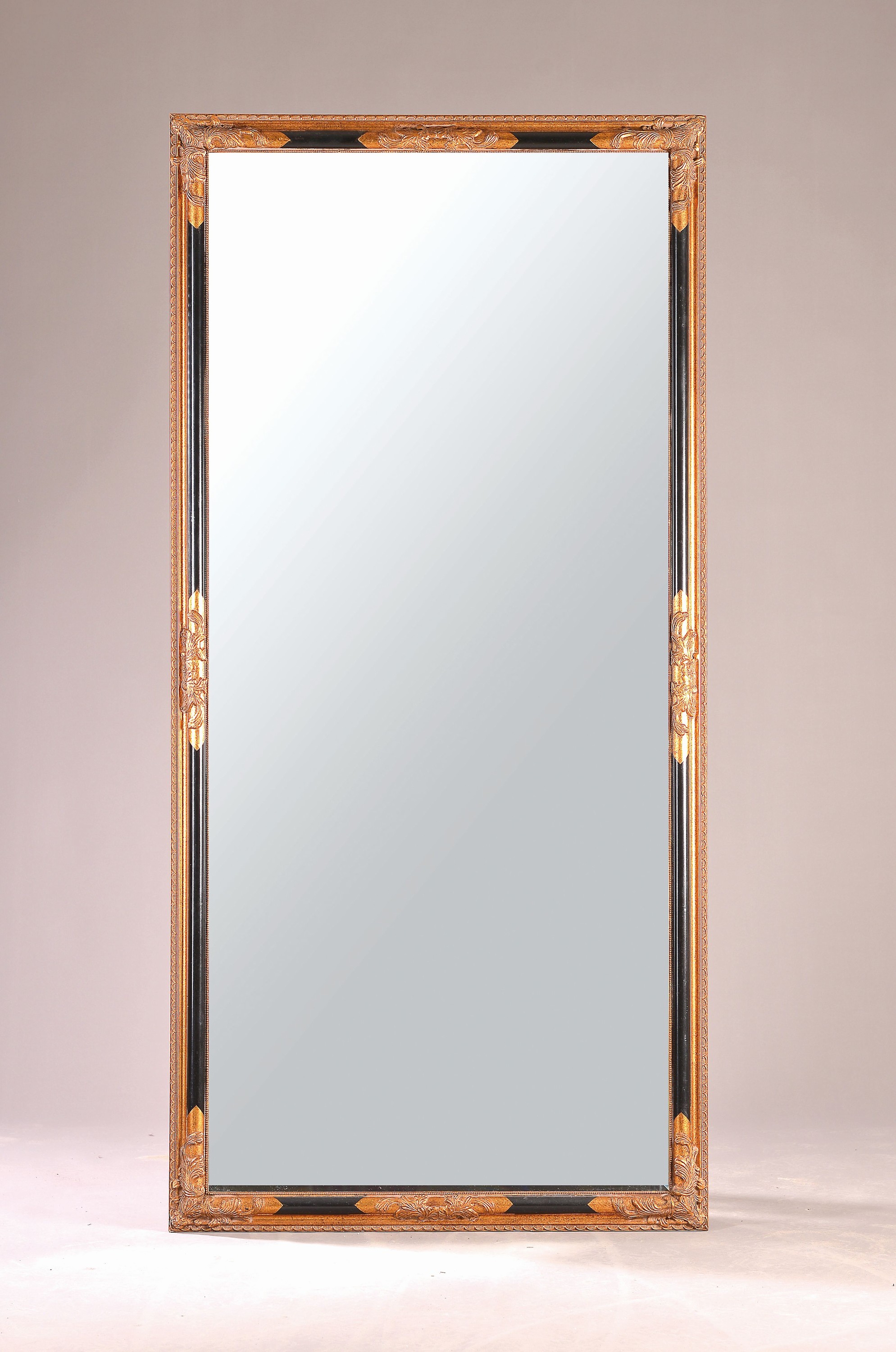 Großer Wandspiegel, neuzeitlich, Rahmen in schwarz-gold, ca. 192 x 93 cm, EZ 2
