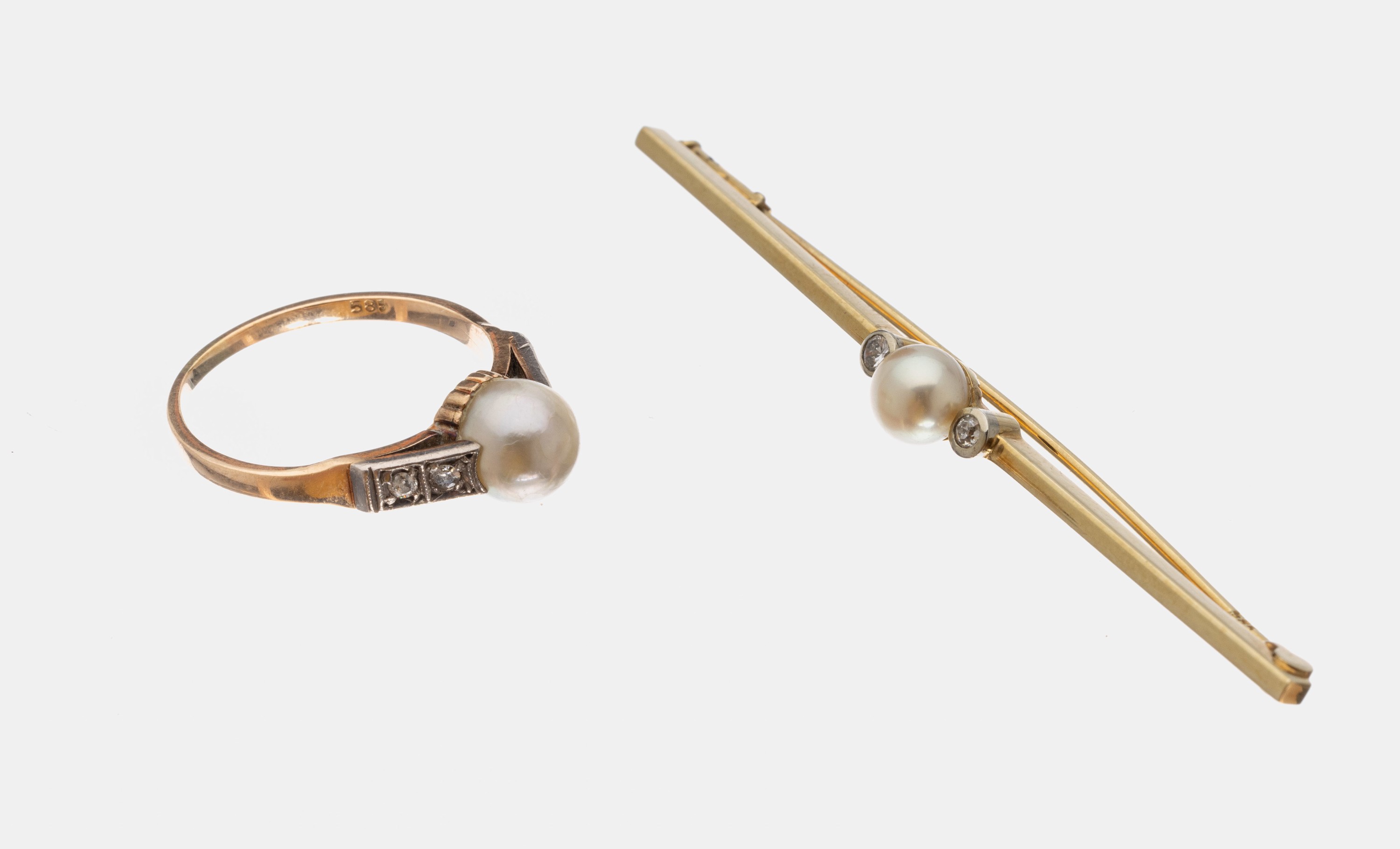 Detail a: 14 kt Gold Zuchtperl-Konvolut, um 1920, GG/WG 585/000, best. aus: Ring, mittig eine Zuchtperle, umgeben von 2 Altschliff- und 2 8/8-Diamanten, RW ...