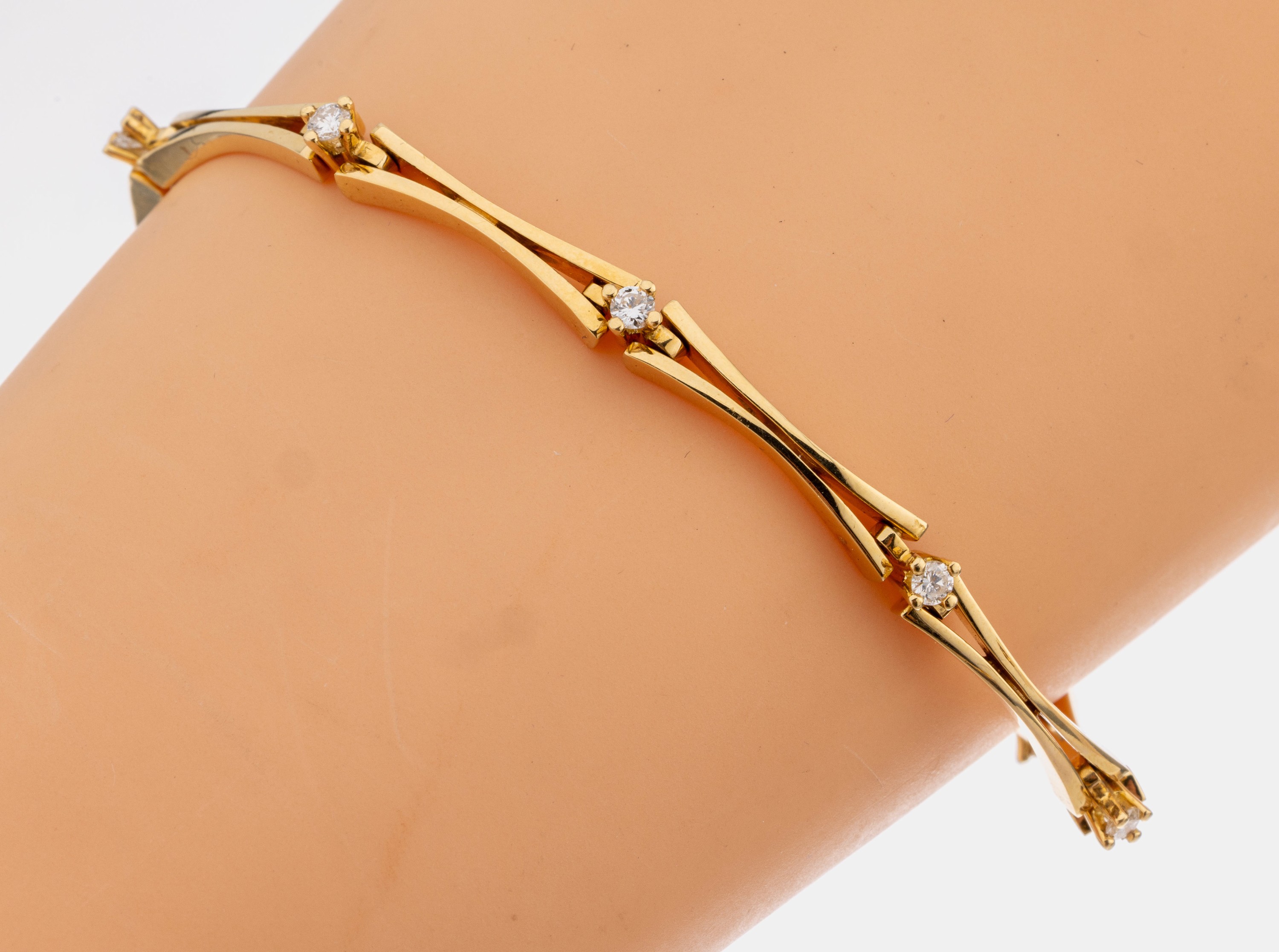 18 kt Gold Brillant-Armband, GG 750/000, 9 Brillanten zus. ca. 0.45 ct Weiß/si-p, L. ca. 18.5 cm, ca. 16.6 g