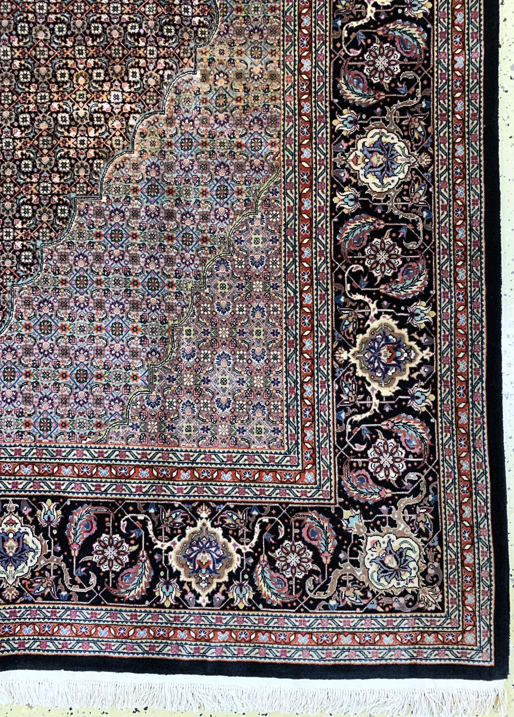 Detail a: Täbriz fein, China, Ende 20.Jhd, Korkwolle mit Seide, ca. 355 x 255 cm, EHZ: 2(fleckig)