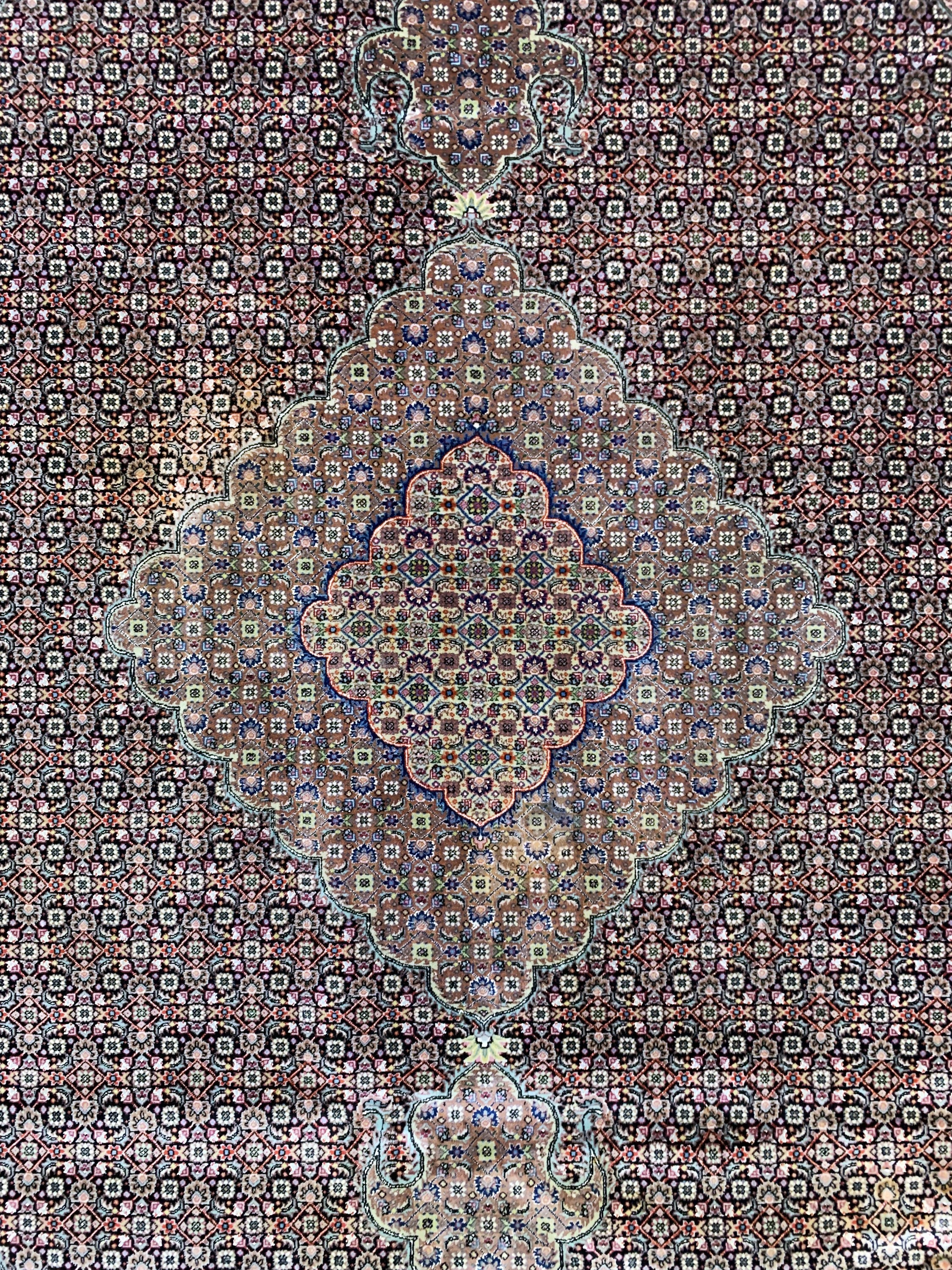 Detail c: Täbriz fein, China, Ende 20.Jhd, Korkwolle mit Seide, ca. 355 x 255 cm, EHZ: 2(fleckig)