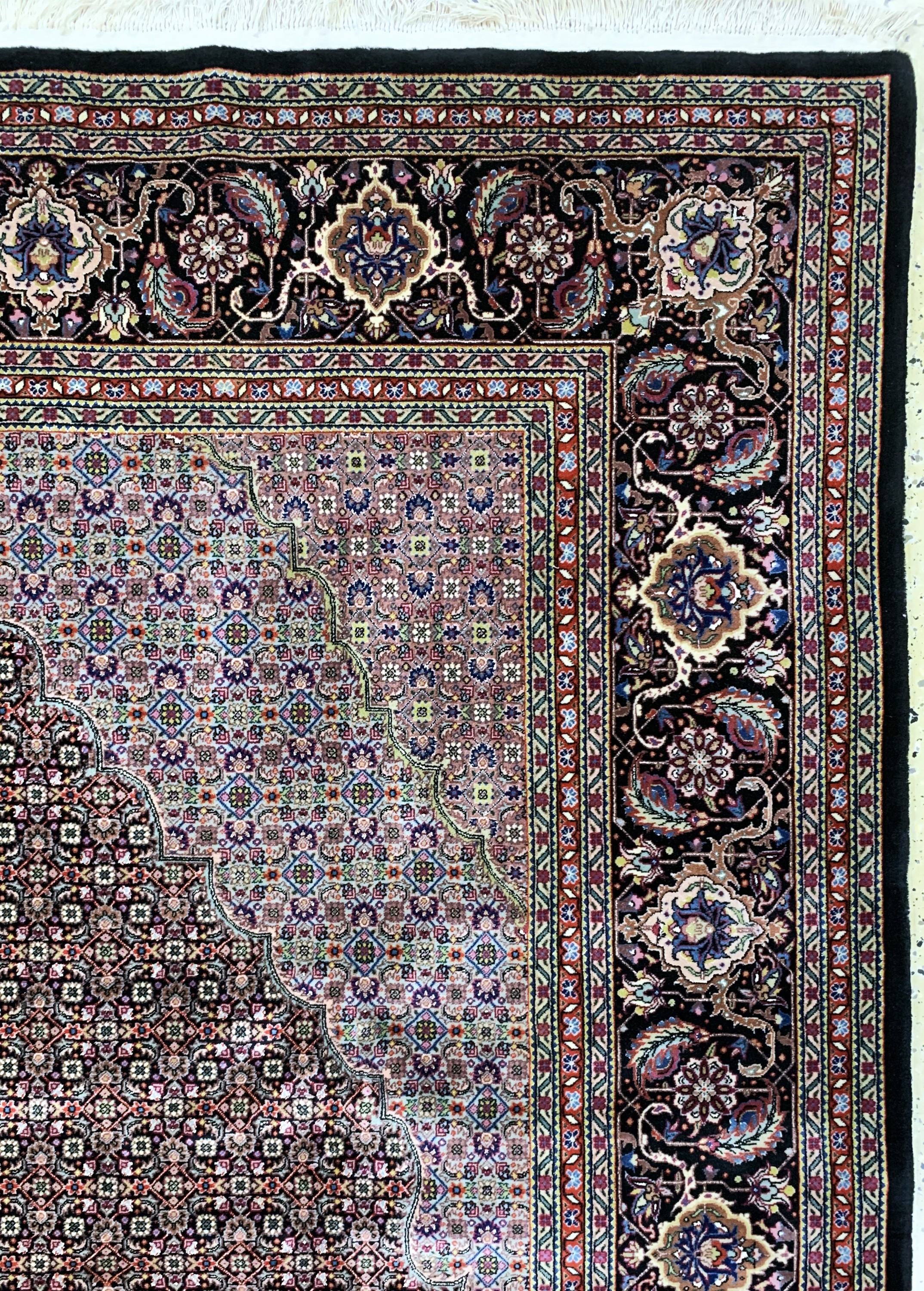 Detail e: Täbriz fein, China, Ende 20.Jhd, Korkwolle mit Seide, ca. 355 x 255 cm, EHZ: 2(fleckig)