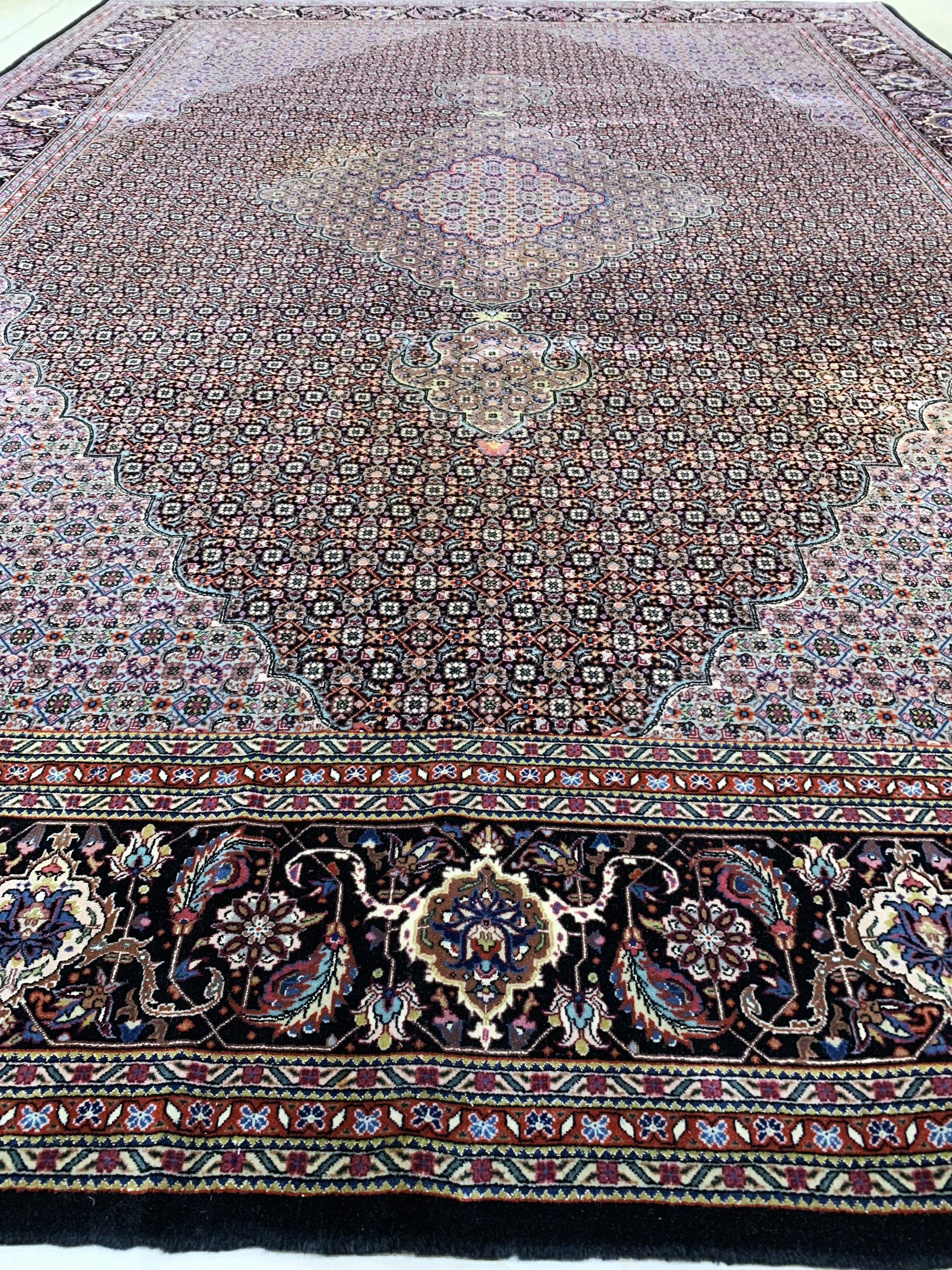 Detail f: Täbriz fein, China, Ende 20.Jhd, Korkwolle mit Seide, ca. 355 x 255 cm, EHZ: 2(fleckig)