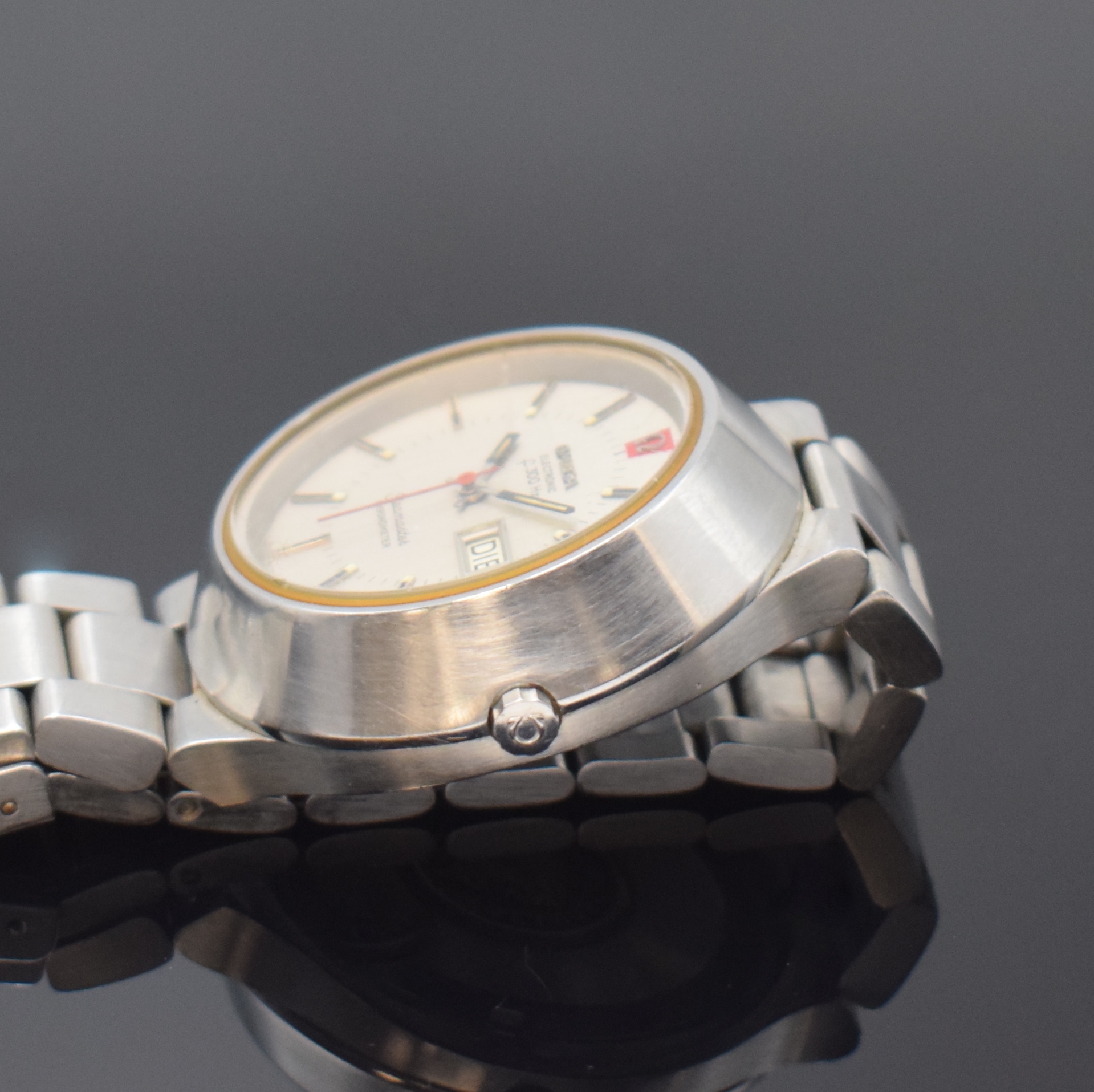 Detail c: OMEGA Seamaster Chronometer Herrenarmbanduhr Electronic f300HZ mit Stimmgabelschwinger Referenz 198.0018, Schweiz um 1971, massives Stahlgehäuse ...