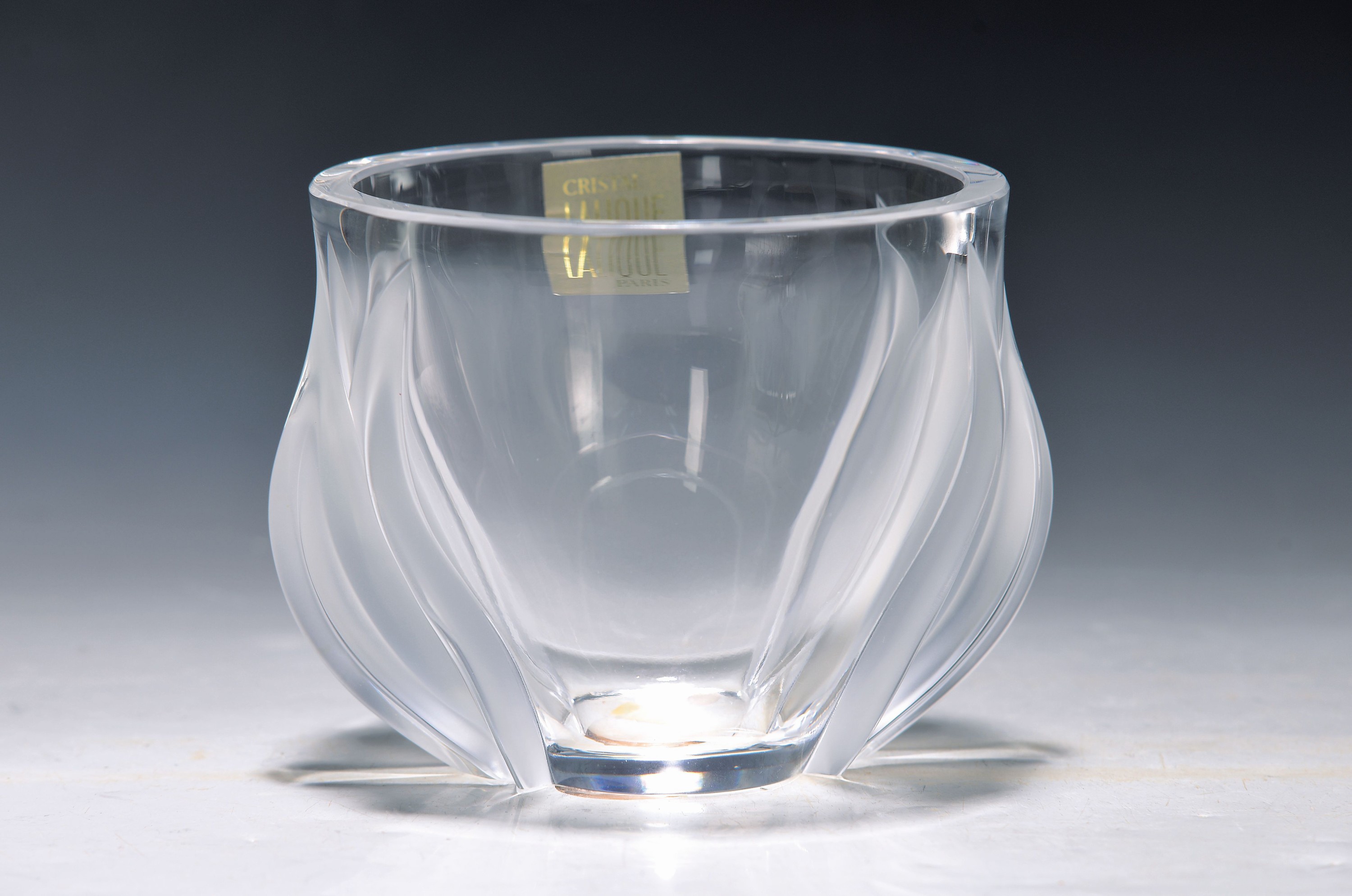 Detail a: Lampe und Vase, Lalique, 20. Jh., Lampenfuß mit Vogeldekor, eine Brennstelle, Stoffschirm,signiert bzw. Etikett, ca. 35 x 23 x 12 cm,