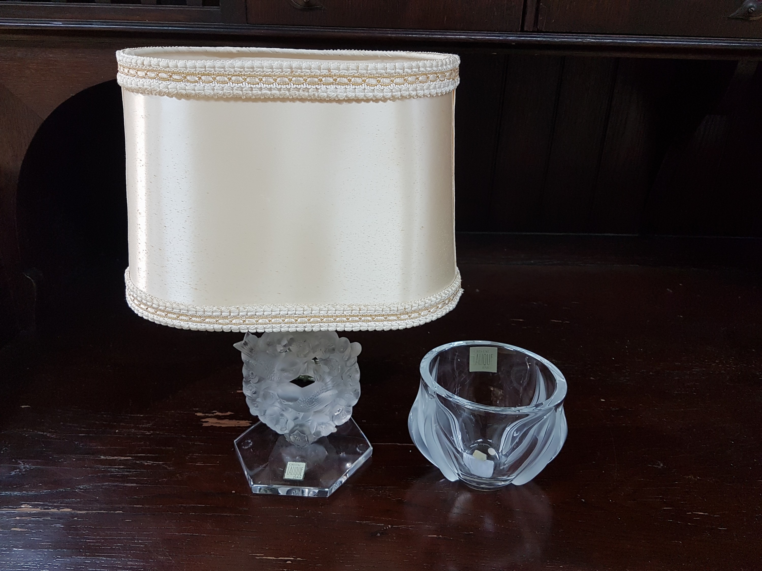 Detail b: Lampe und Vase, Lalique, 20. Jh., Lampenfuß mit Vogeldekor, eine Brennstelle, Stoffschirm,signiert bzw. Etikett, ca. 35 x 23 x 12 cm,