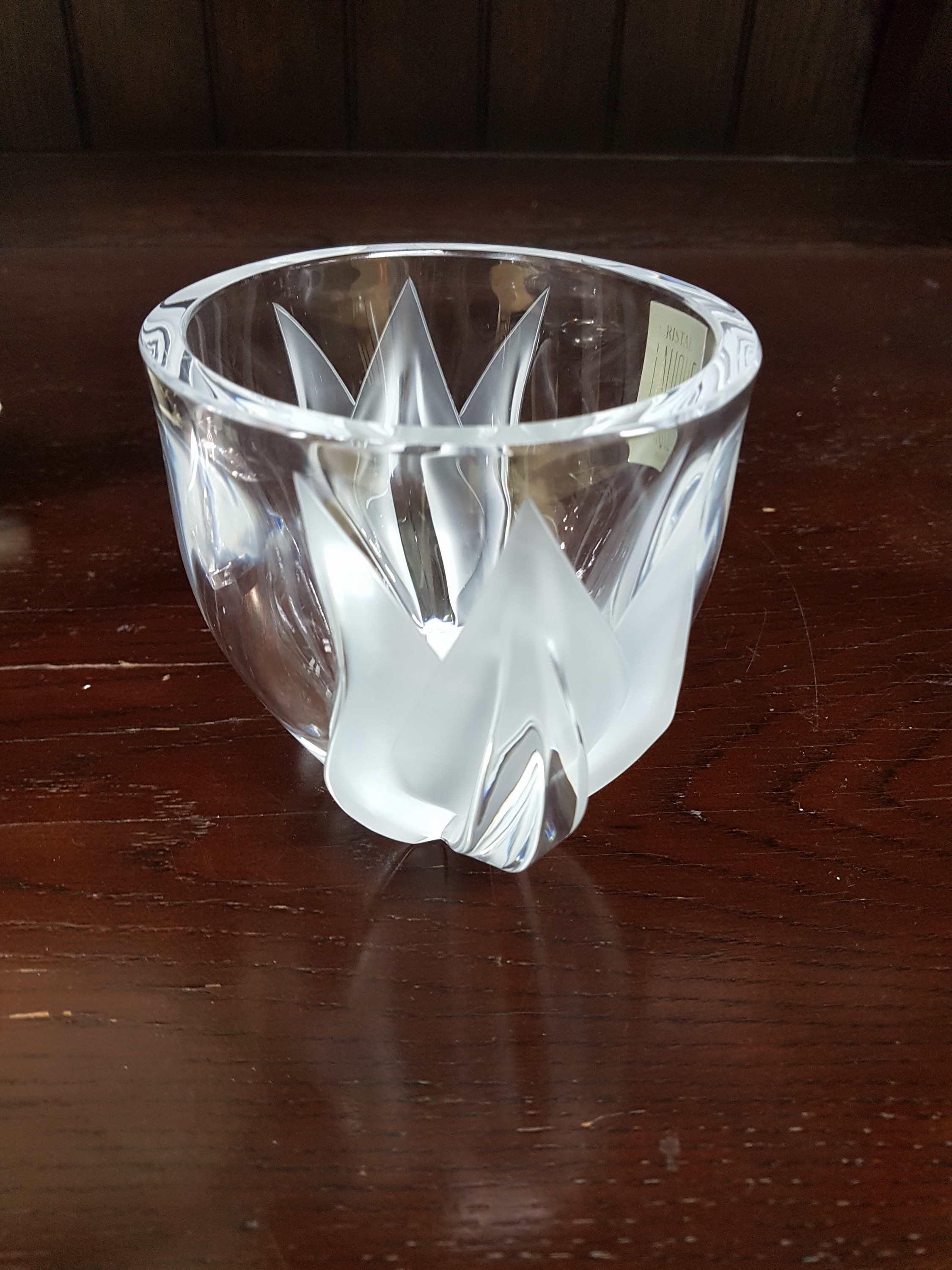 Detail c: Lampe und Vase, Lalique, 20. Jh., Lampenfuß mit Vogeldekor, eine Brennstelle, Stoffschirm,signiert bzw. Etikett, ca. 35 x 23 x 12 cm,