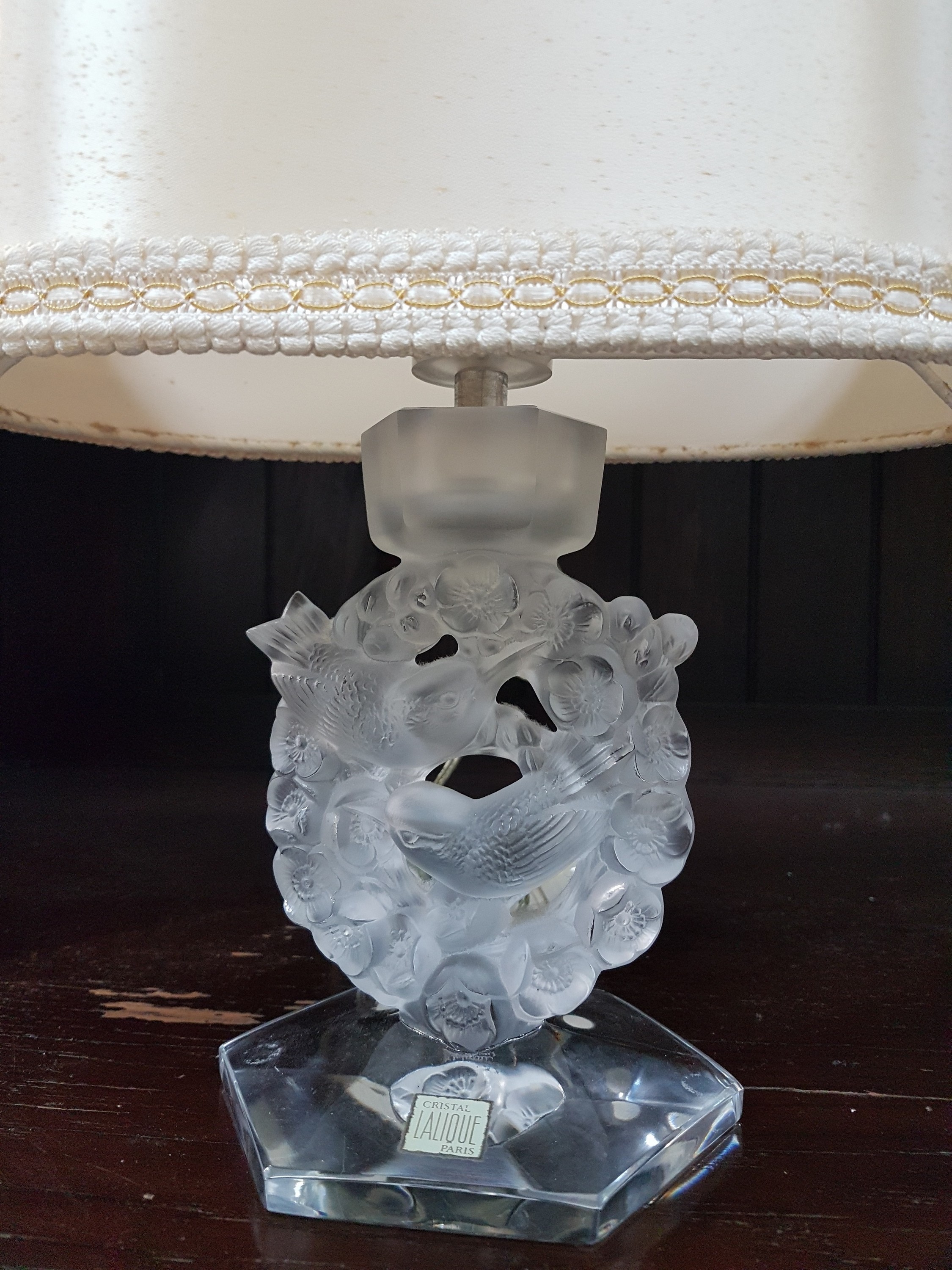 Detail g: Lampe und Vase, Lalique, 20. Jh., Lampenfuß mit Vogeldekor, eine Brennstelle, Stoffschirm,signiert bzw. Etikett, ca. 35 x 23 x 12 cm,