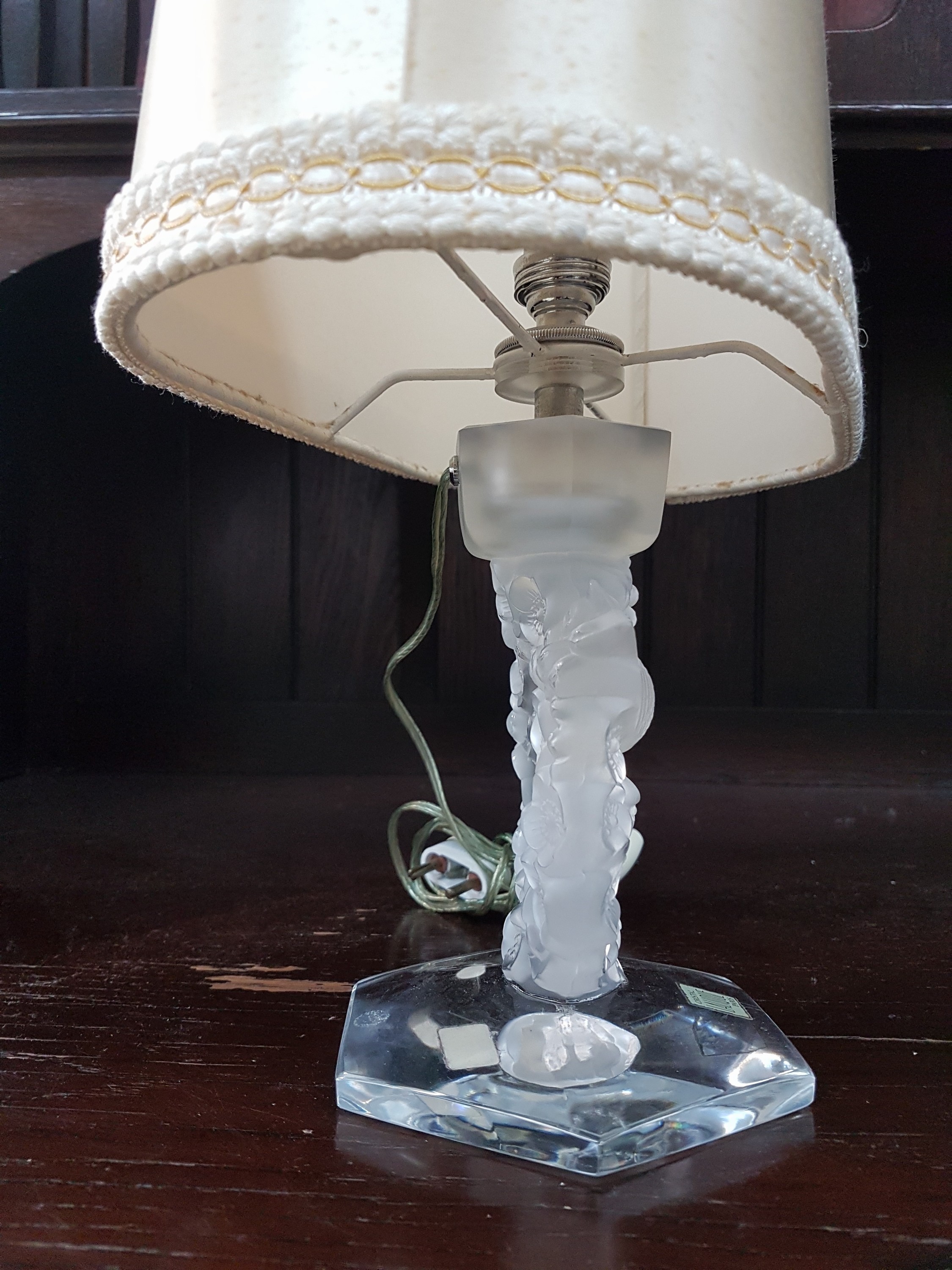 Detail h: Lampe und Vase, Lalique, 20. Jh., Lampenfuß mit Vogeldekor, eine Brennstelle, Stoffschirm,signiert bzw. Etikett, ca. 35 x 23 x 12 cm,
