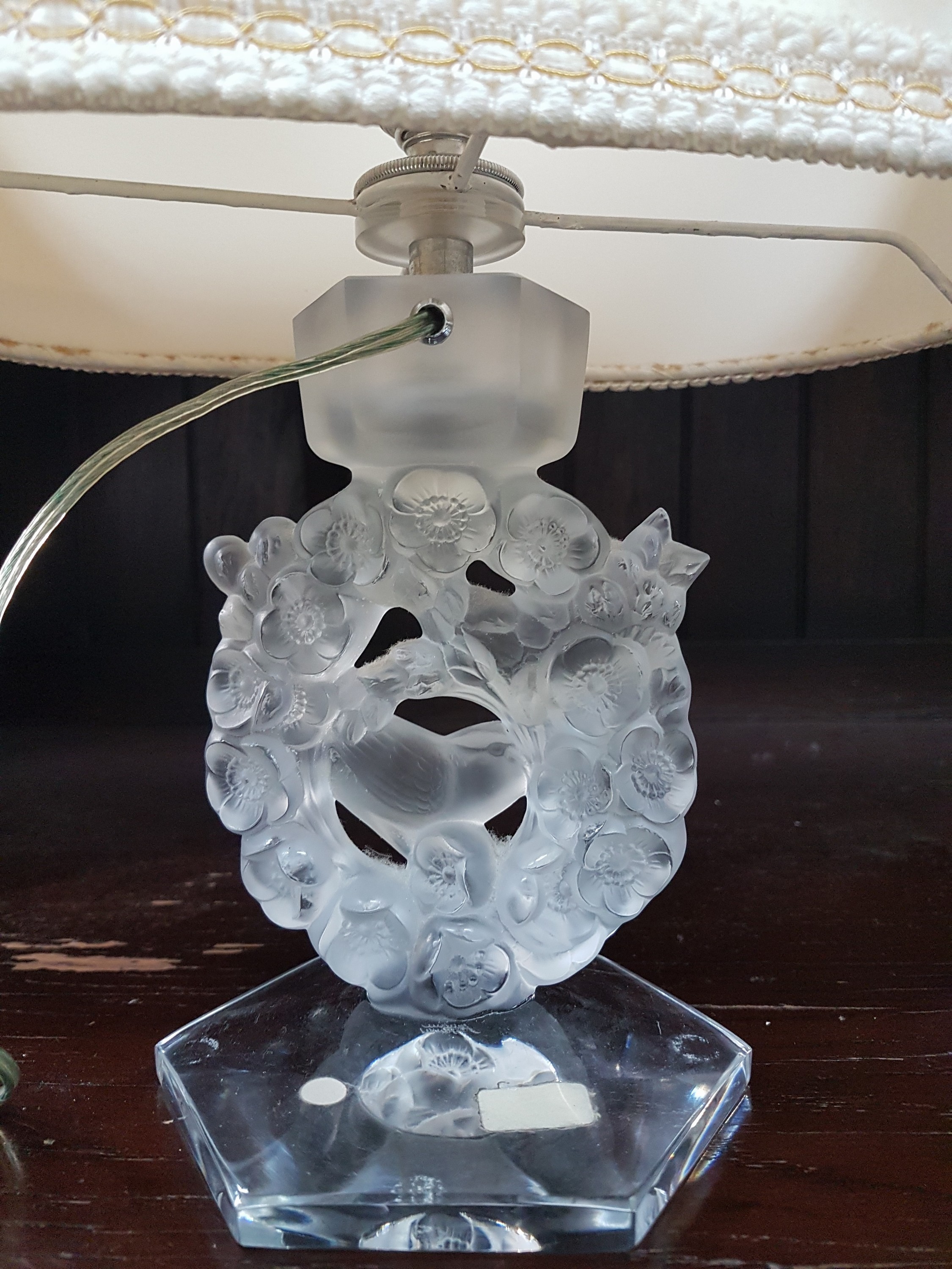 Detail i: Lampe und Vase, Lalique, 20. Jh., Lampenfuß mit Vogeldekor, eine Brennstelle, Stoffschirm,signiert bzw. Etikett, ca. 35 x 23 x 12 cm,