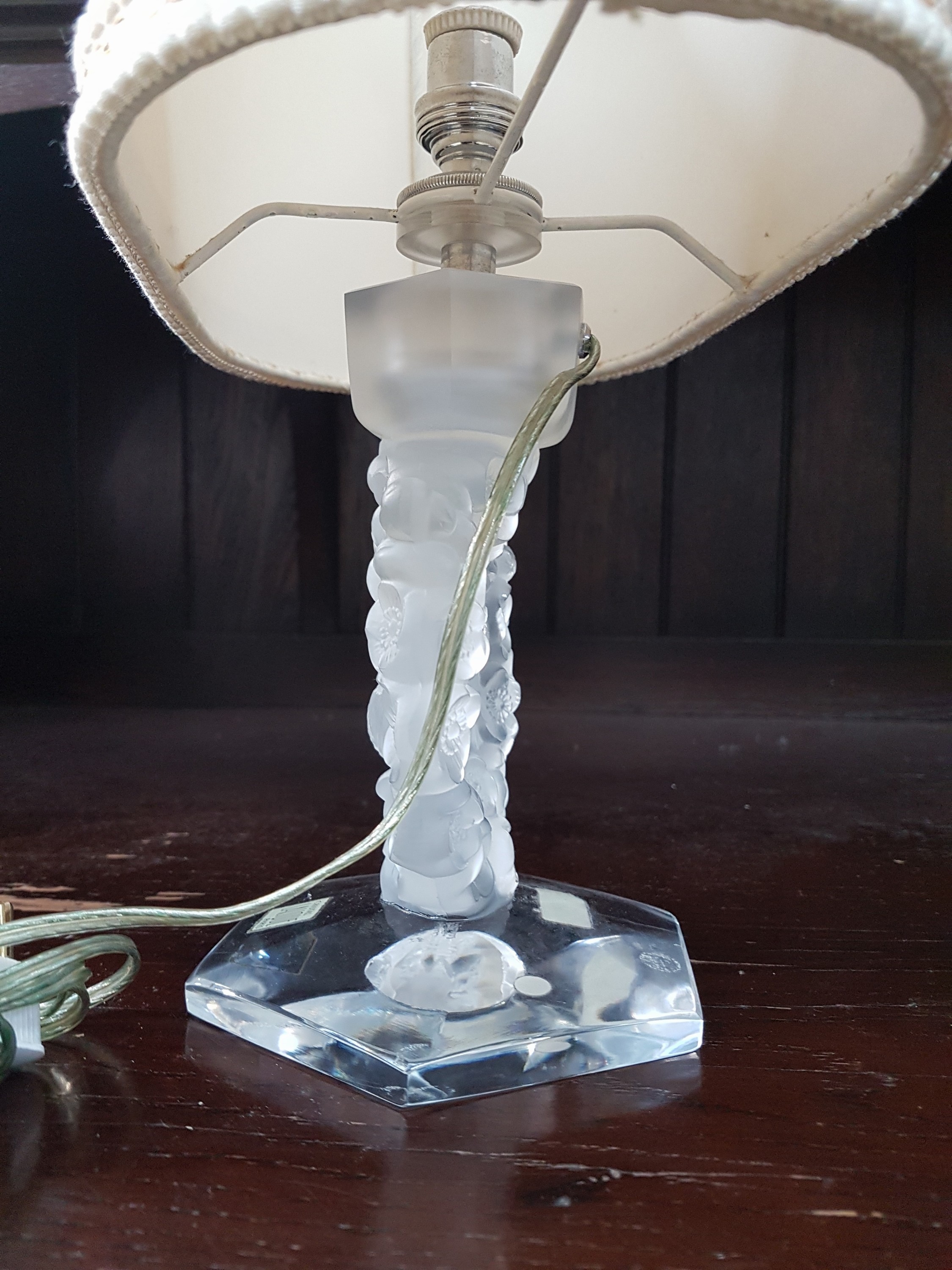 Detail j: Lampe und Vase, Lalique, 20. Jh., Lampenfuß mit Vogeldekor, eine Brennstelle, Stoffschirm,signiert bzw. Etikett, ca. 35 x 23 x 12 cm,