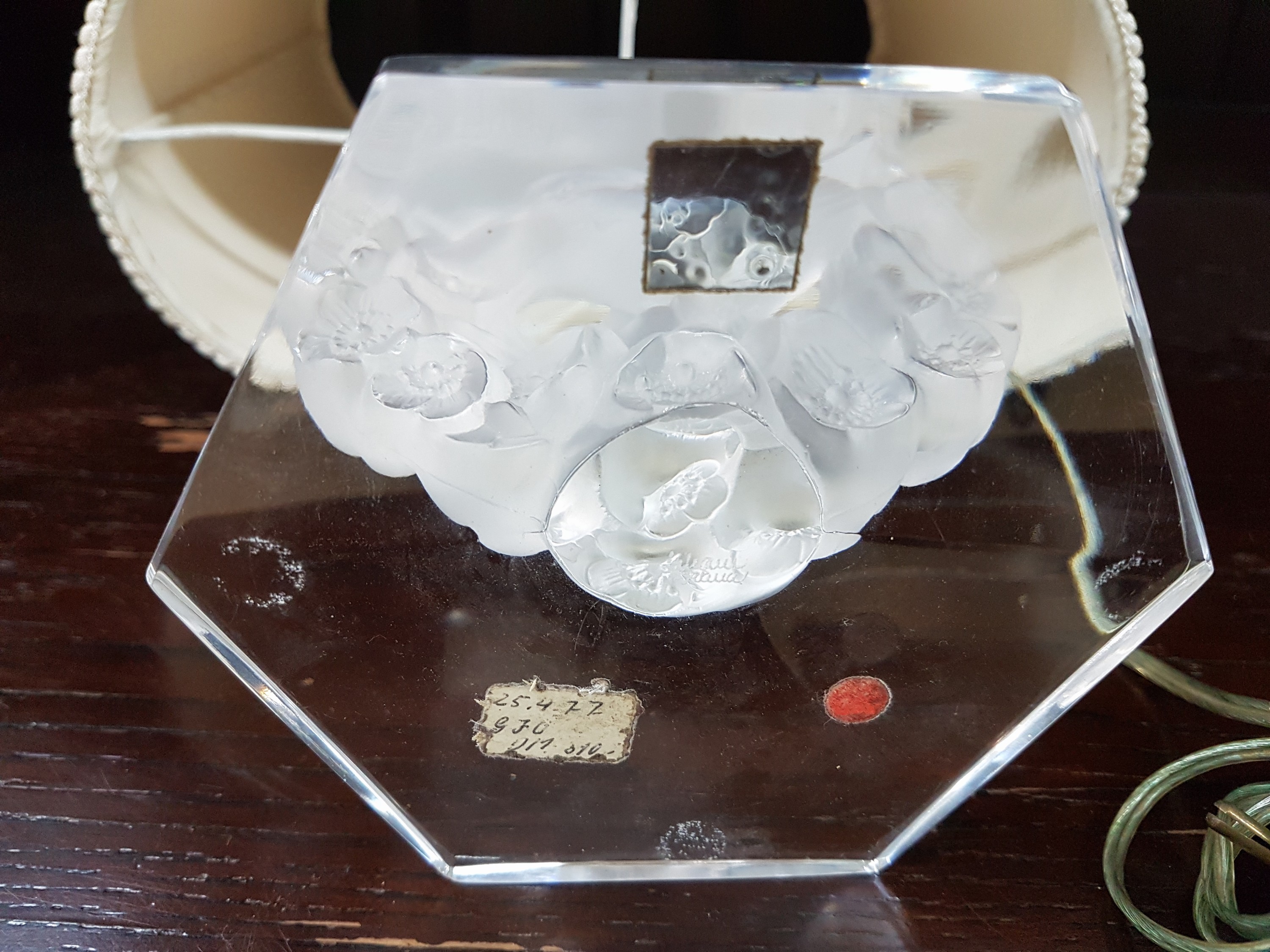 Detail m: Lampe und Vase, Lalique, 20. Jh., Lampenfuß mit Vogeldekor, eine Brennstelle, Stoffschirm,signiert bzw. Etikett, ca. 35 x 23 x 12 cm,