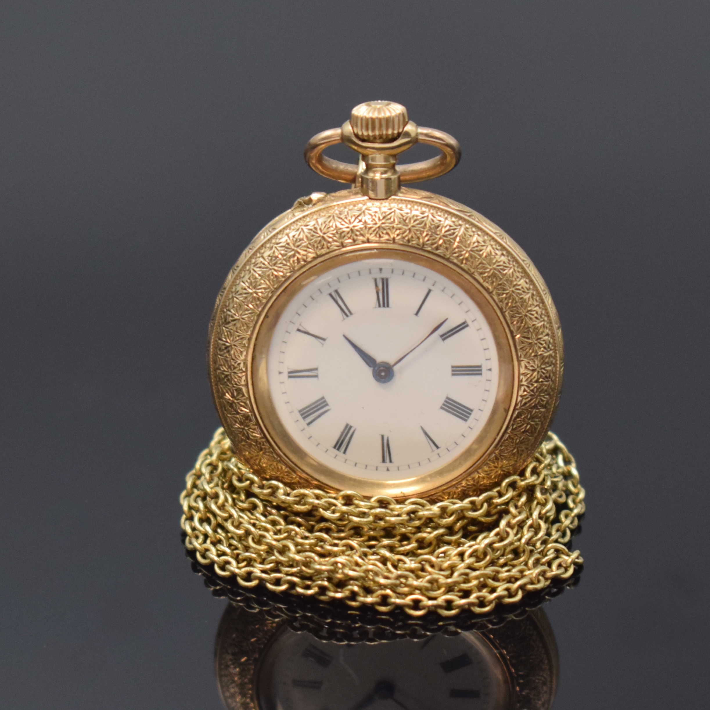 Kleine, offene Zylindertaschenuhr in GG 585/000 an GG 333/000 Kette, Schweiz um 1910, reichhaltig grav. Geh., auf Boden Monogrammspiegel, ...