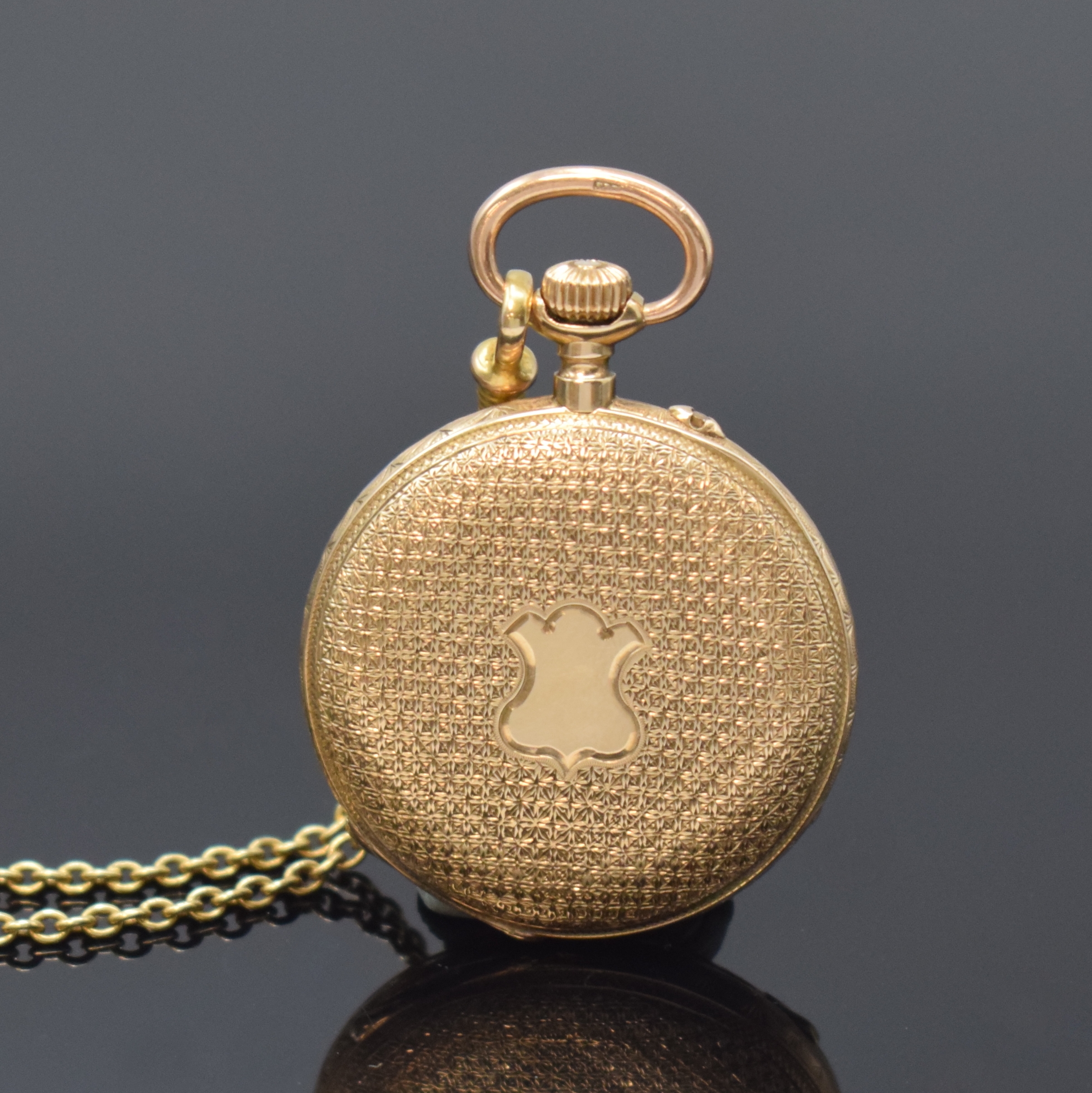 Detail a: Kleine, offene Zylindertaschenuhr in GG 585/000 an GG 333/000 Kette, Schweiz um 1910, reichhaltig grav. Geh., auf Boden Monogrammspiegel, ...
