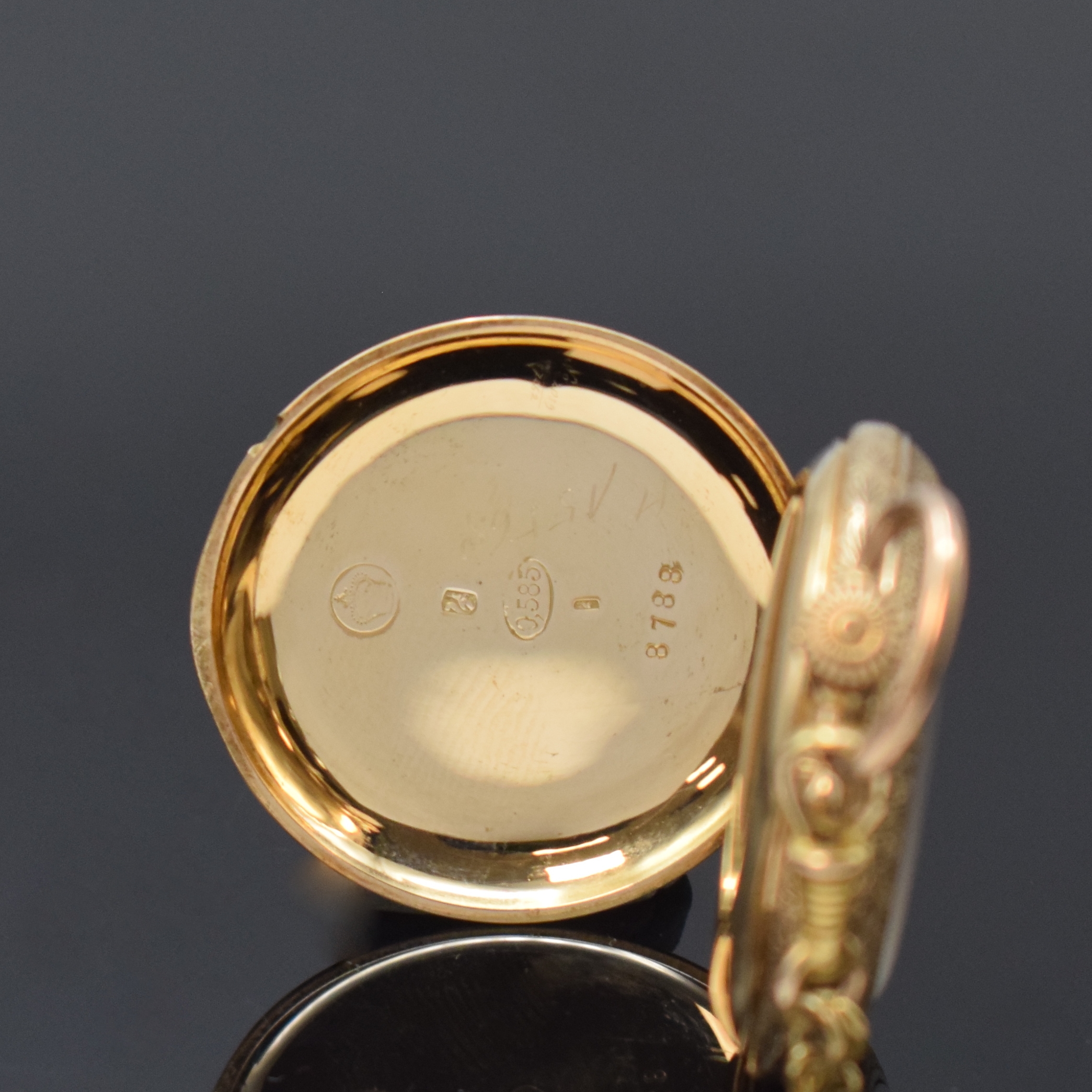 Detail b: Kleine, offene Zylindertaschenuhr in GG 585/000 an GG 333/000 Kette, Schweiz um 1910, reichhaltig grav. Geh., auf Boden Monogrammspiegel, ...