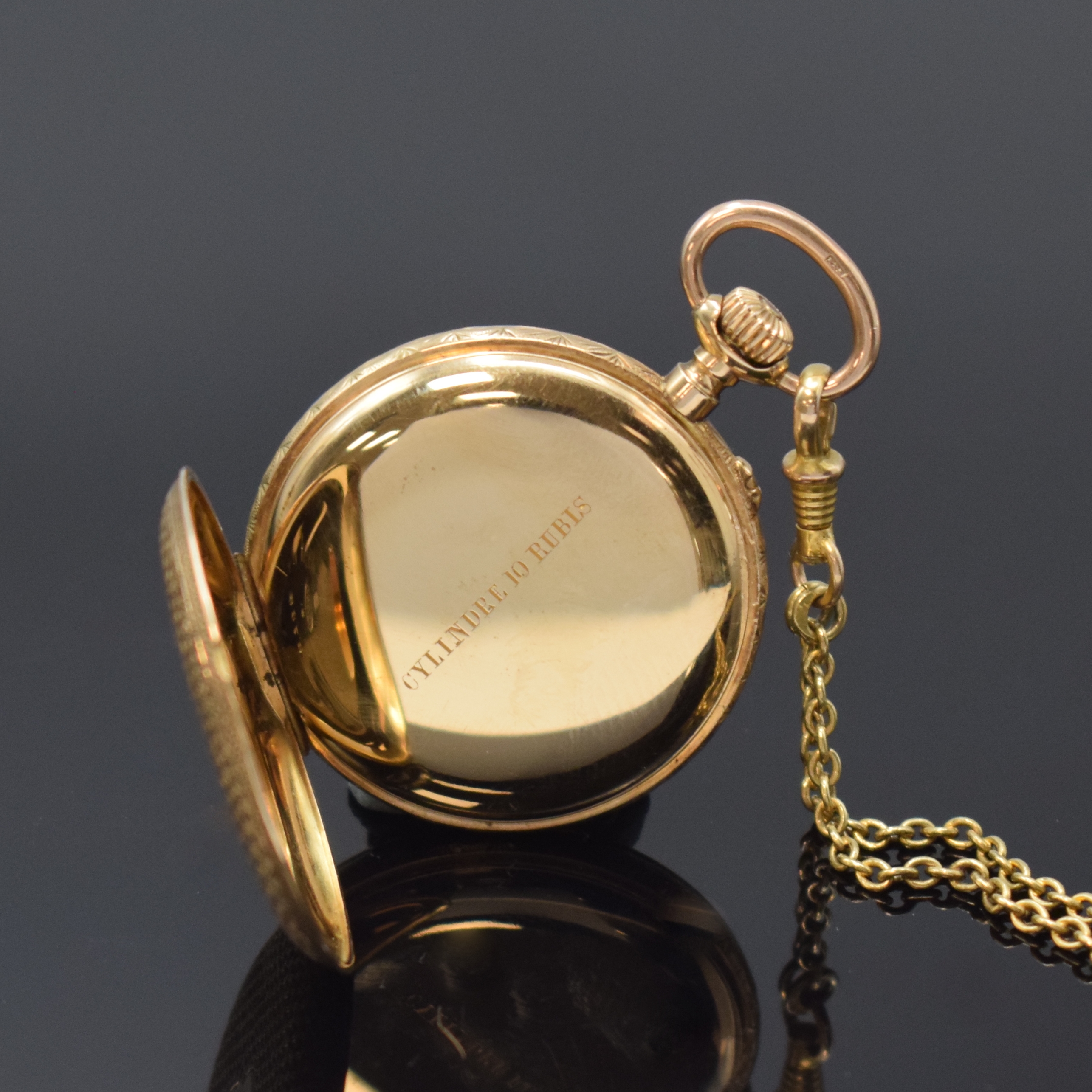 Detail c: Kleine, offene Zylindertaschenuhr in GG 585/000 an GG 333/000 Kette, Schweiz um 1910, reichhaltig grav. Geh., auf Boden Monogrammspiegel, ...