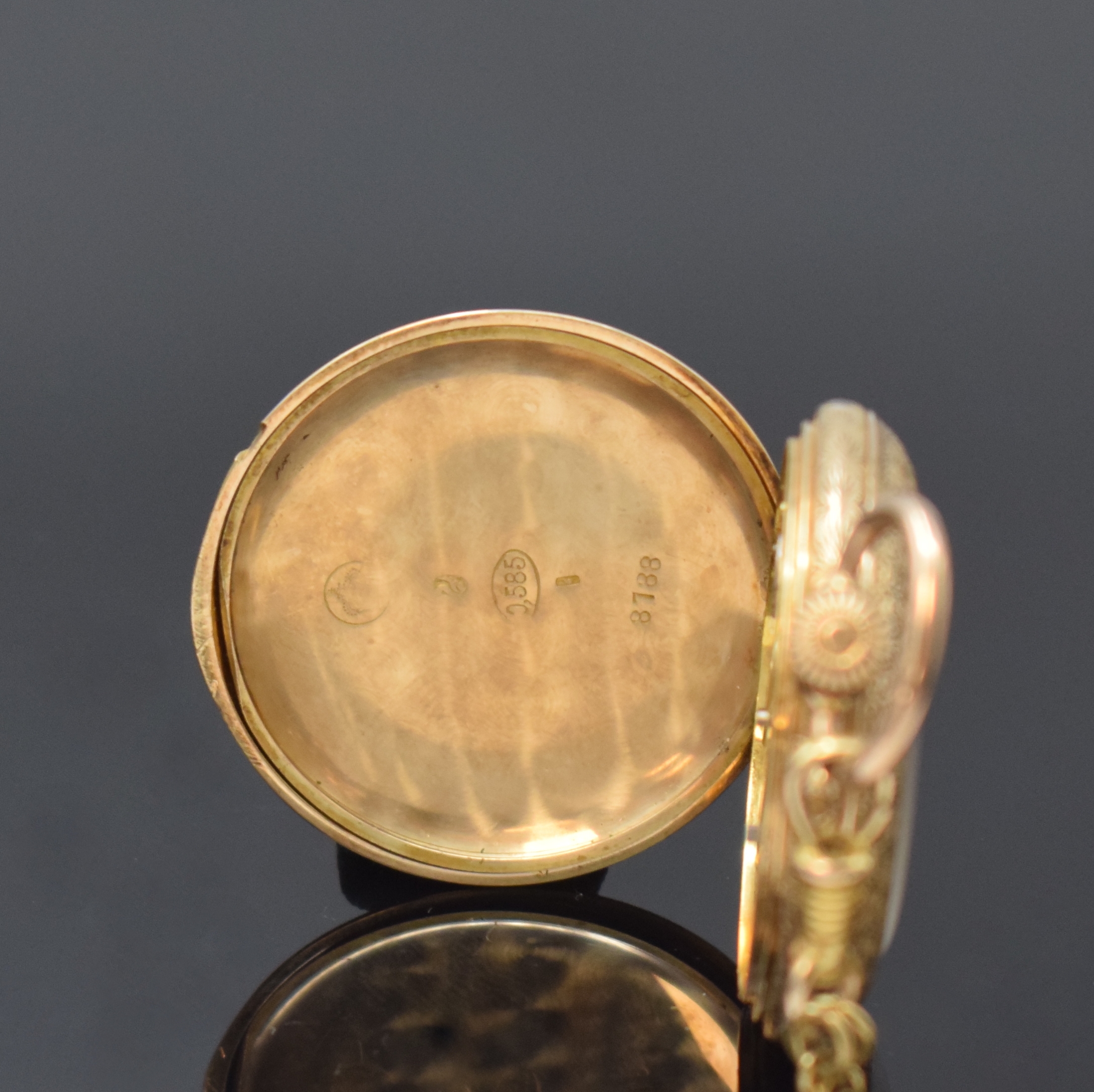 Detail d: Kleine, offene Zylindertaschenuhr in GG 585/000 an GG 333/000 Kette, Schweiz um 1910, reichhaltig grav. Geh., auf Boden Monogrammspiegel, ...
