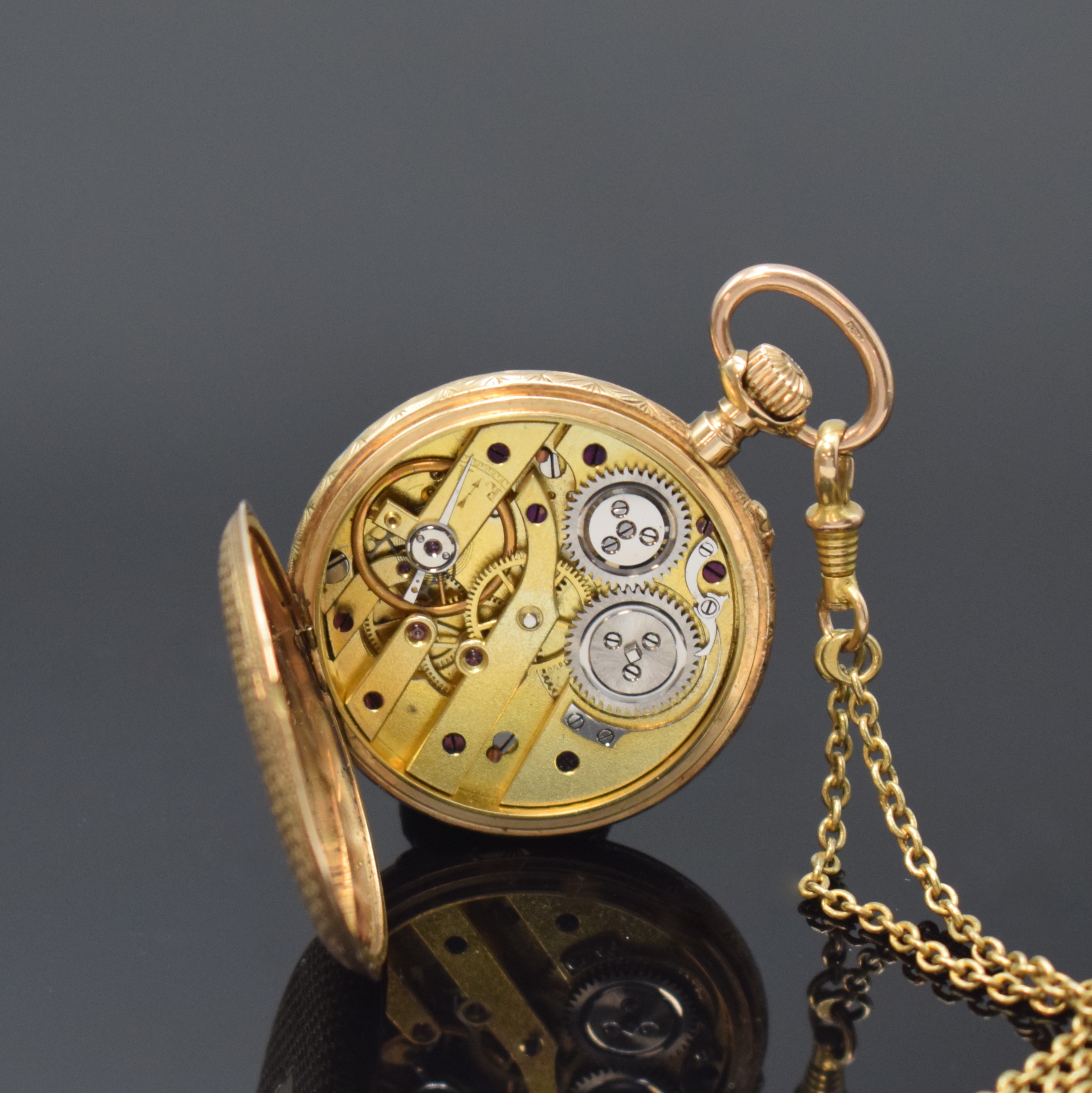 Detail e: Kleine, offene Zylindertaschenuhr in GG 585/000 an GG 333/000 Kette, Schweiz um 1910, reichhaltig grav. Geh., auf Boden Monogrammspiegel, ...