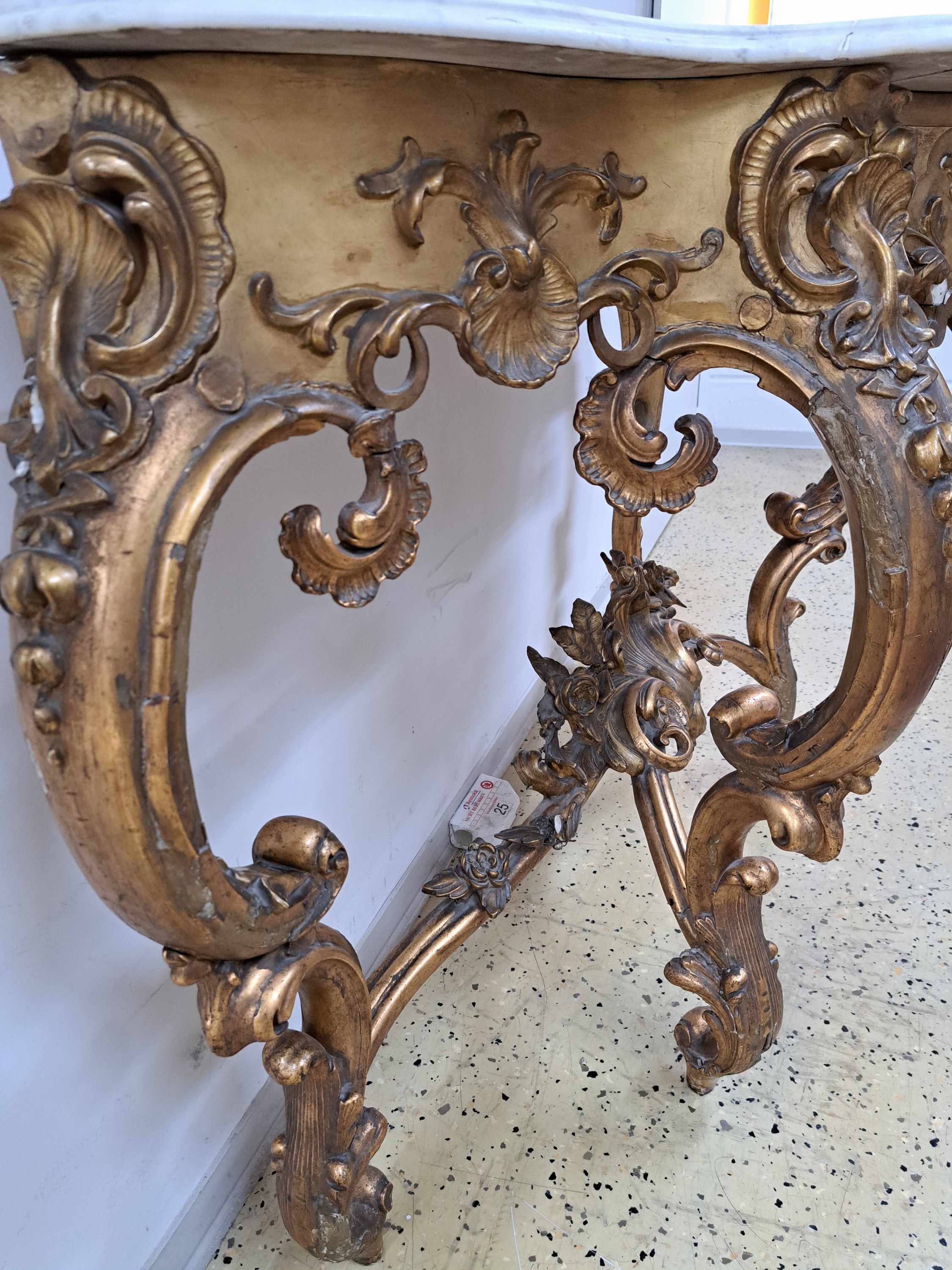Detail b: Wandkonsole, Frankreich, 2. Hälfte 19. Jh., Holz und Stuck, vergoldet, Rocaillen-, Muschel- und Blütendekor, Marmorplatte restauriert, best., ca. ...
