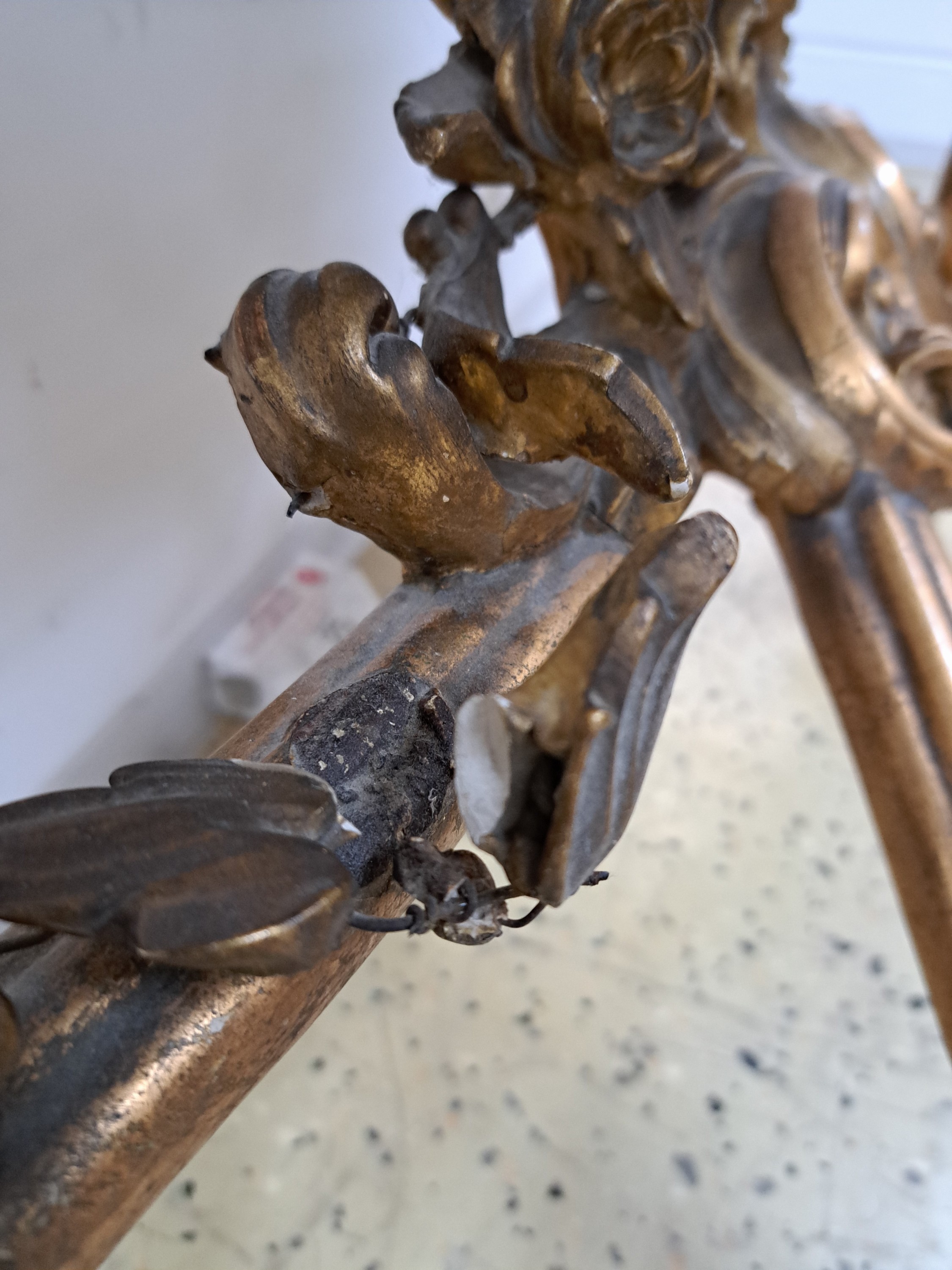 Detail c: Wandkonsole, Frankreich, 2. Hälfte 19. Jh., Holz und Stuck, vergoldet, Rocaillen-, Muschel- und Blütendekor, Marmorplatte restauriert, best., ca. ...