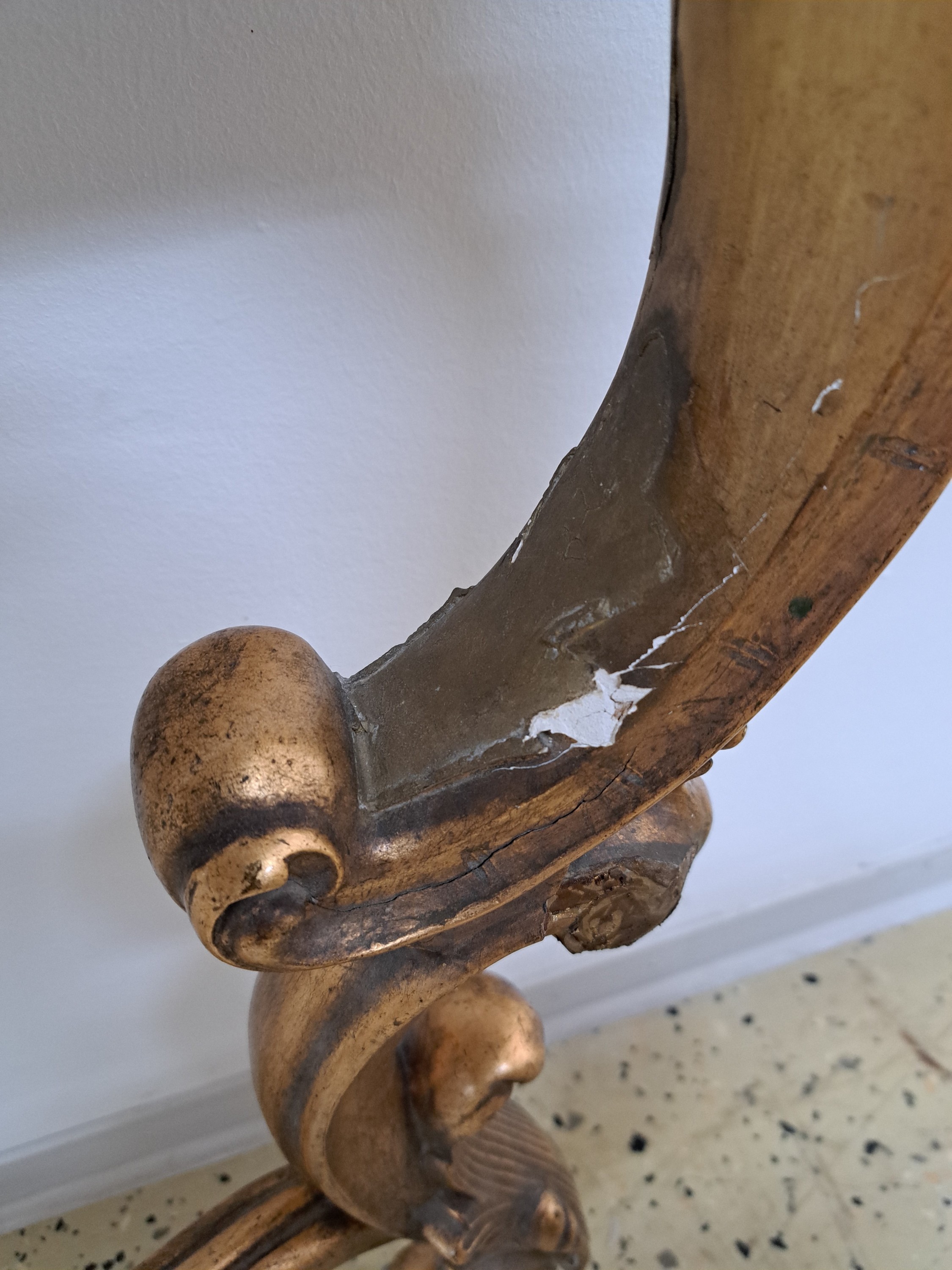 Detail d: Wandkonsole, Frankreich, 2. Hälfte 19. Jh., Holz und Stuck, vergoldet, Rocaillen-, Muschel- und Blütendekor, Marmorplatte restauriert, best., ca. ...