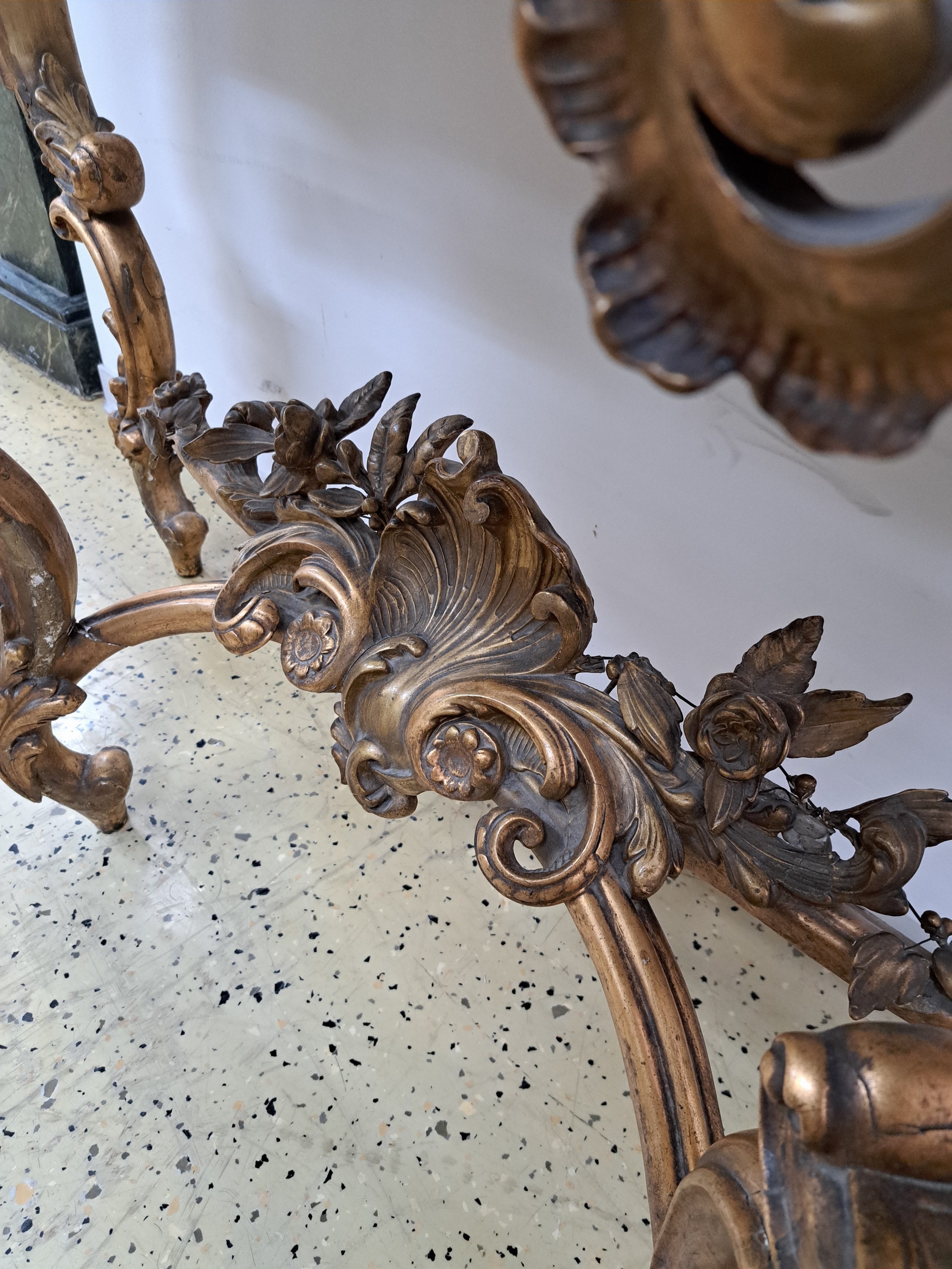 Detail e: Wandkonsole, Frankreich, 2. Hälfte 19. Jh., Holz und Stuck, vergoldet, Rocaillen-, Muschel- und Blütendekor, Marmorplatte restauriert, best., ca. ...