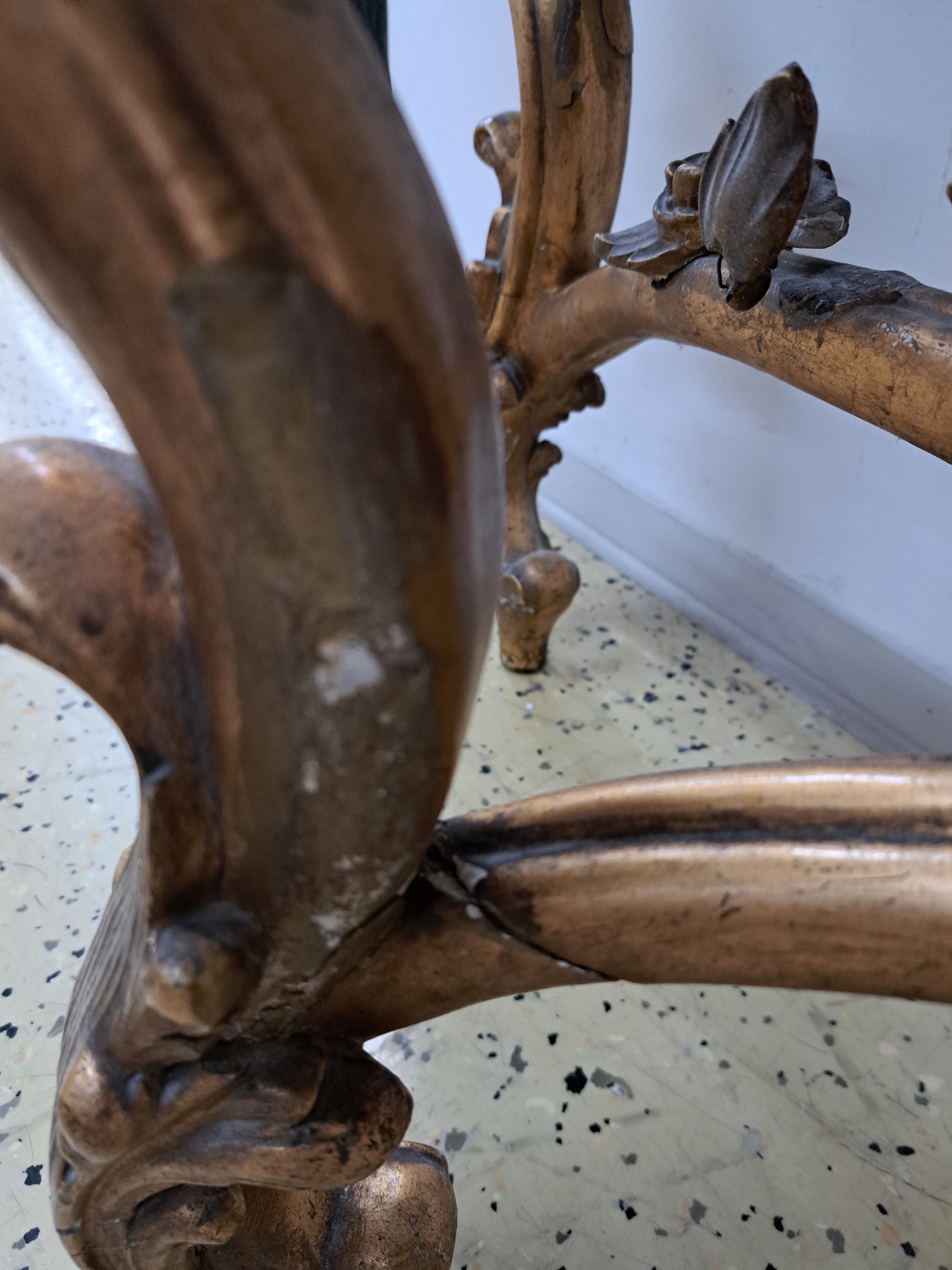 Detail f: Wandkonsole, Frankreich, 2. Hälfte 19. Jh., Holz und Stuck, vergoldet, Rocaillen-, Muschel- und Blütendekor, Marmorplatte restauriert, best., ca. ...
