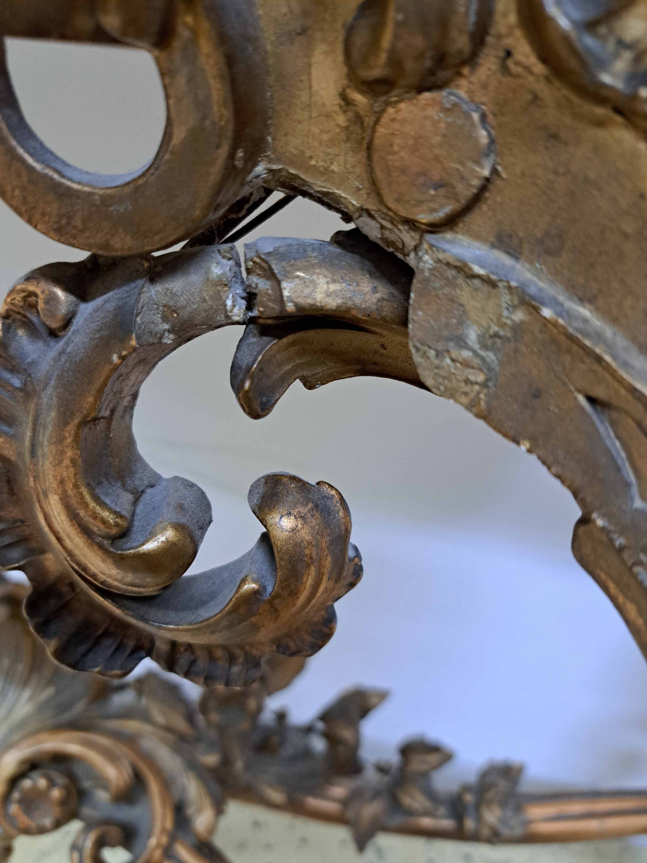 Detail g: Wandkonsole, Frankreich, 2. Hälfte 19. Jh., Holz und Stuck, vergoldet, Rocaillen-, Muschel- und Blütendekor, Marmorplatte restauriert, best., ca. ...