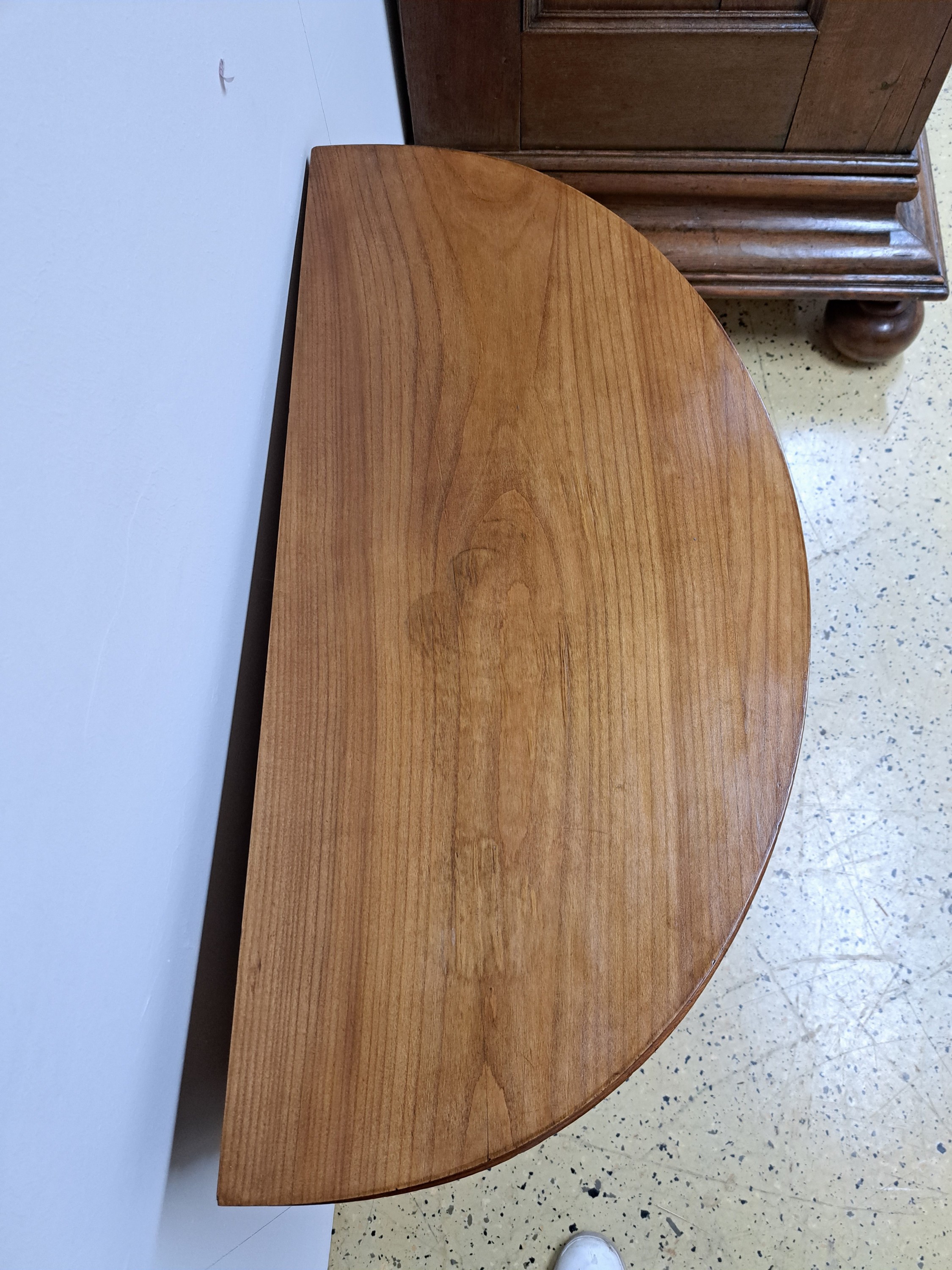 Detail a: Halbschrank/Demi-Lune, im klassizistischem Stil, um 1900, Kirschbaumfurnier, mit verschiedenen Hölzern furniert, Tür und Seiten medaillonförmig ...