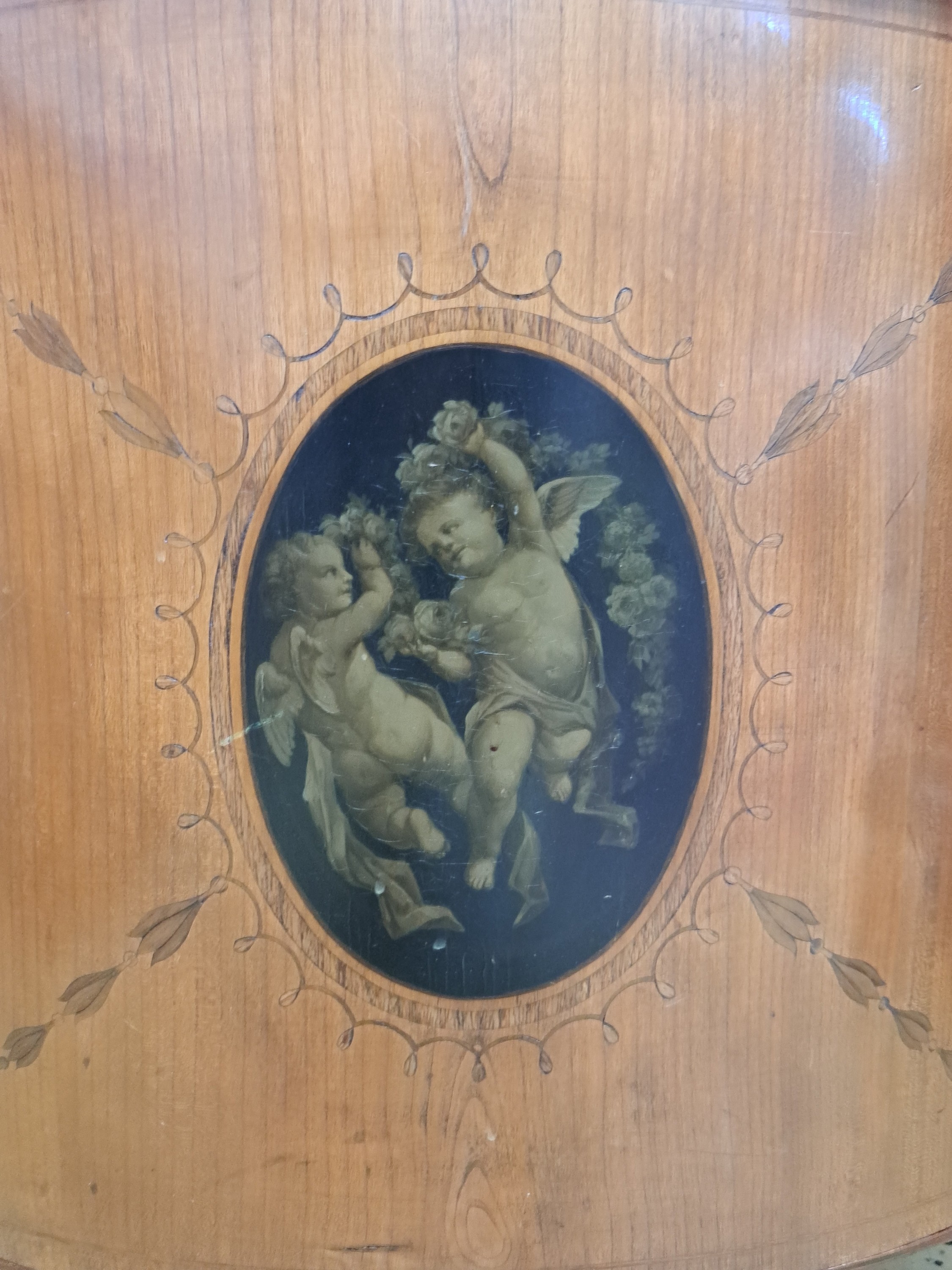 Detail b: Halbschrank/Demi-Lune, im klassizistischem Stil, um 1900, Kirschbaumfurnier, mit verschiedenen Hölzern furniert, Tür und Seiten medaillonförmig ...