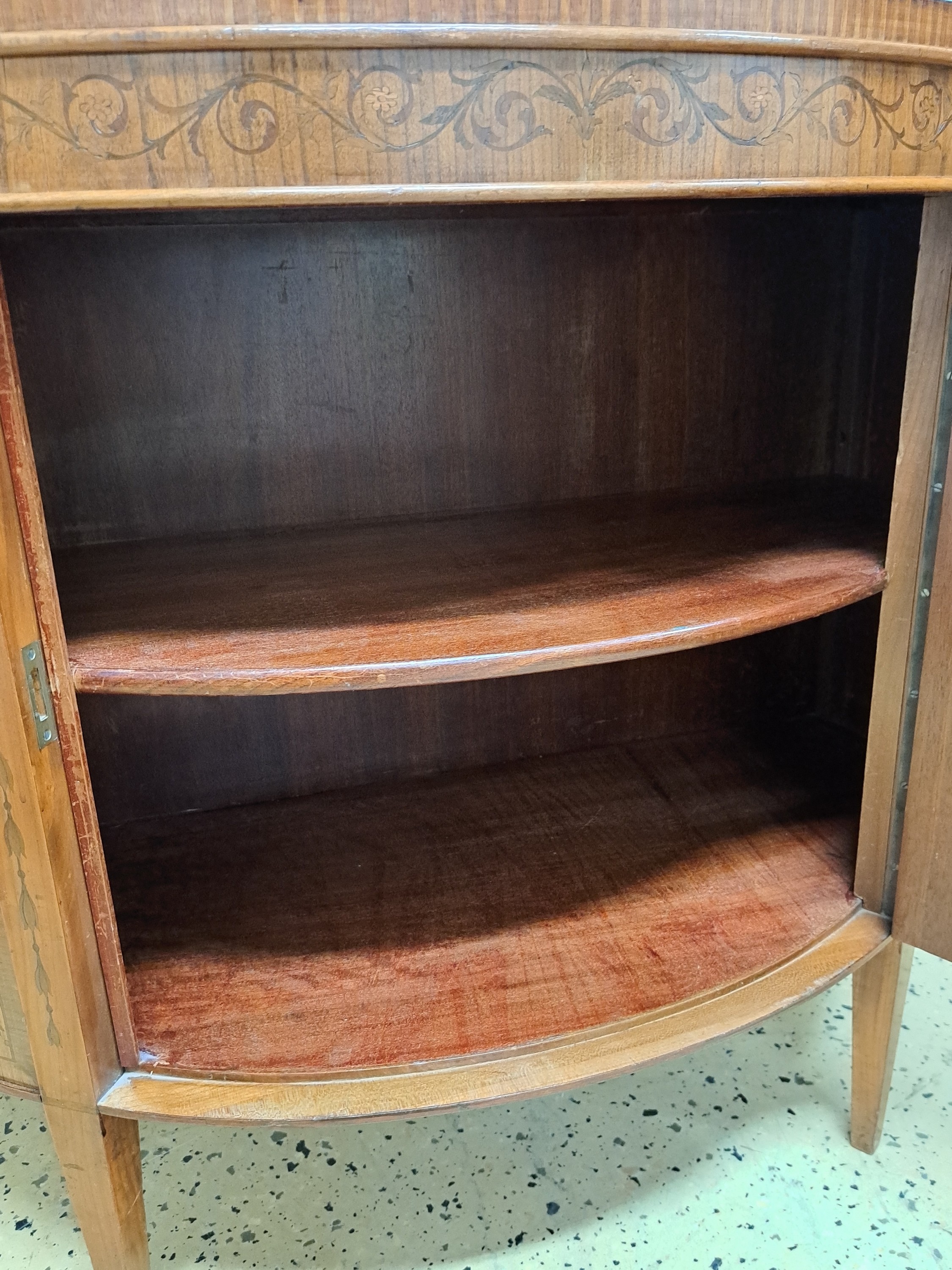 Detail d: Halbschrank/Demi-Lune, im klassizistischem Stil, um 1900, Kirschbaumfurnier, mit verschiedenen Hölzern furniert, Tür und Seiten medaillonförmig ...
