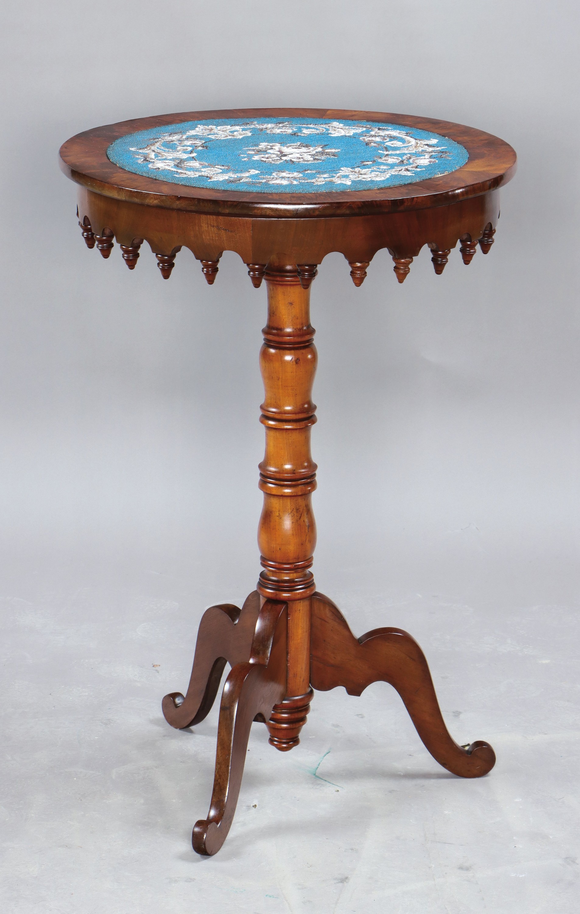 Kleiner Beistelltisch, norddeutsch, um 1860, Mahagonifurnier, Fuß z.T. Obstholz massiv, Platte mit Perlstickerei-Einlage, H. ca. 77 cm, D. ca. 50 ...