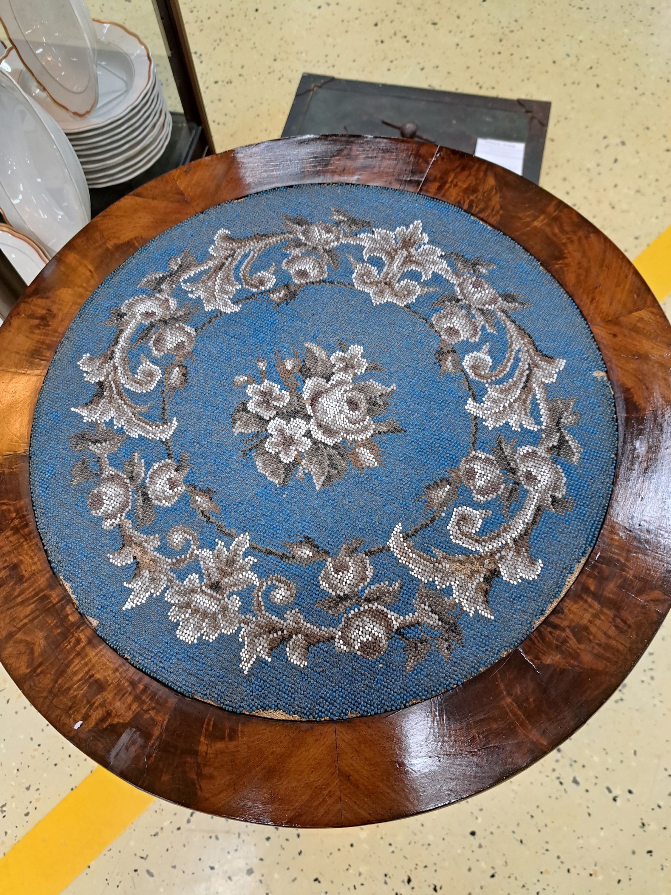 Detail d: Kleiner Beistelltisch, norddeutsch, um 1860, Mahagonifurnier, Fuß z.T. Obstholz massiv, Platte mit Perlstickerei-Einlage, H. ca. 77 cm, D. ca. 50 ...