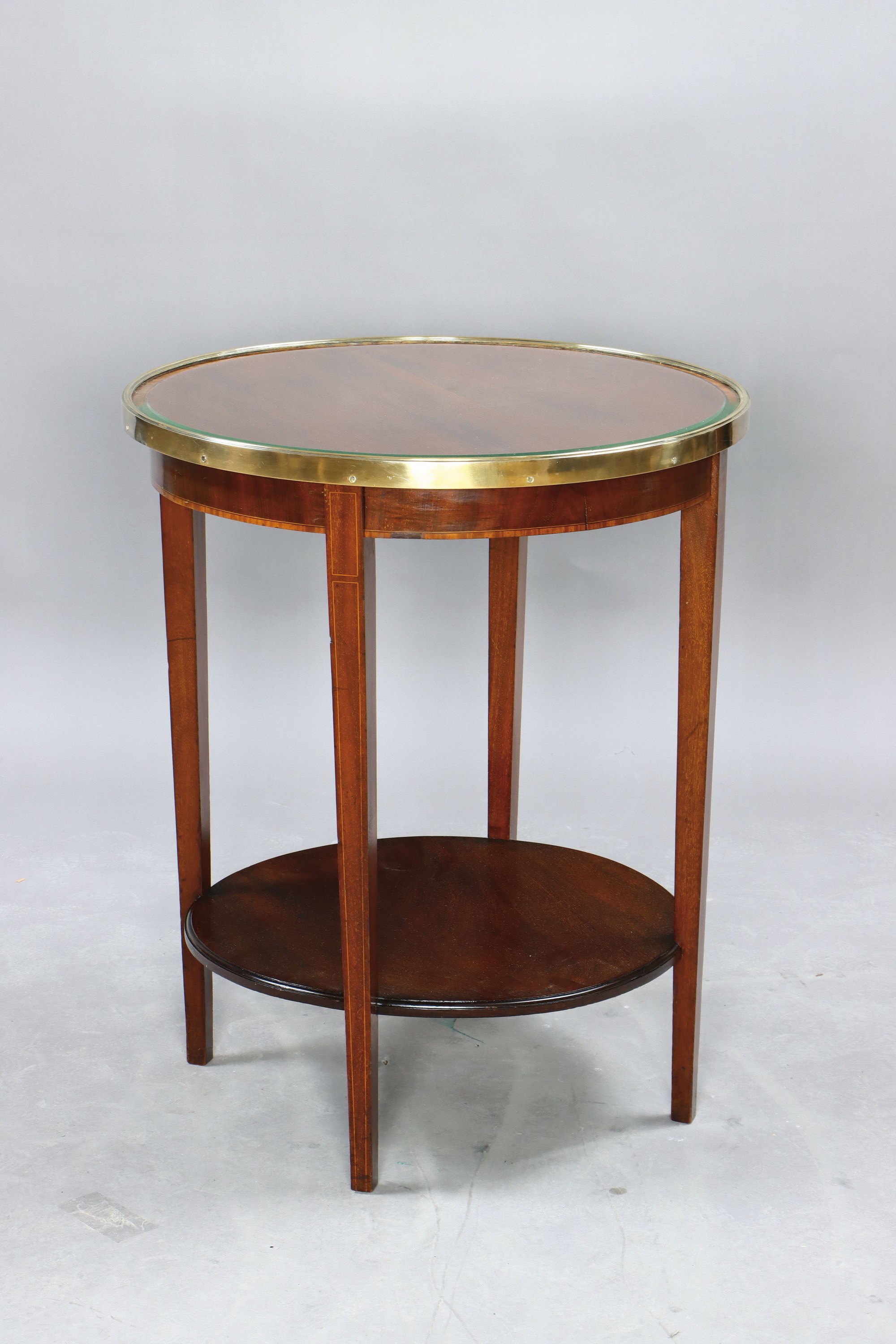 Etagentisch/Beistelltisch, deutsch, um 1910, Mahagoni überwiegend massiv, Glasplatte mit Messingrand eingefasst, H. ca. 73 cm, D. ca. 60 cm, EZ 2