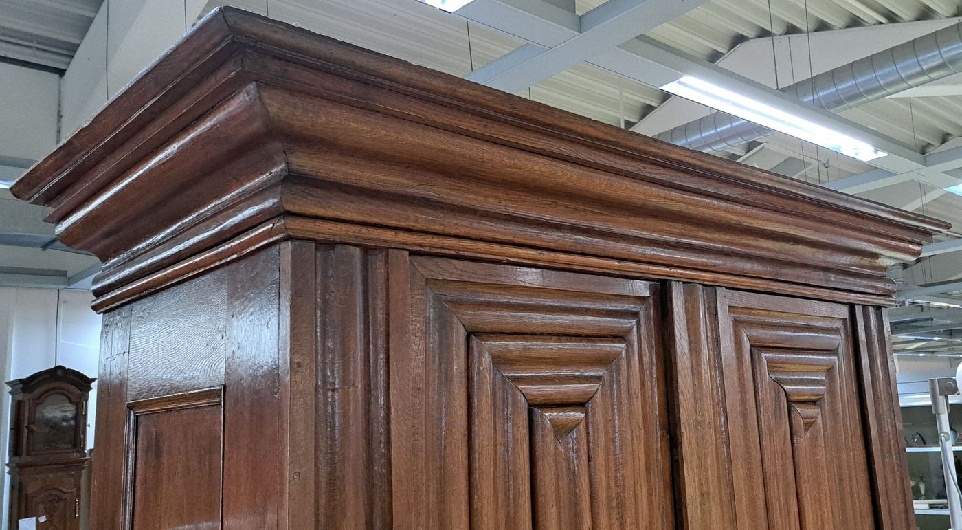 Detail a: Frankfurter Wellenschrank, um 1720/30, Eiche massiv, z.T. aufgedoppelt auf Fichte, seitlich kassettiert, durchgehendes Wellenprofil, Gesims und ...