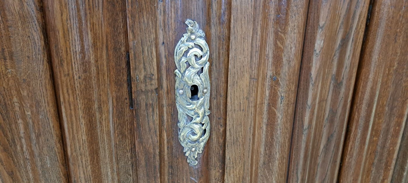 Detail b: Frankfurter Wellenschrank, um 1720/30, Eiche massiv, z.T. aufgedoppelt auf Fichte, seitlich kassettiert, durchgehendes Wellenprofil, Gesims und ...