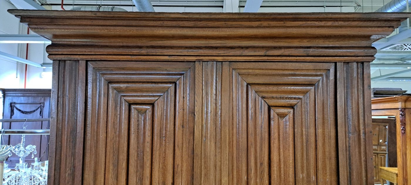Detail c: Frankfurter Wellenschrank, um 1720/30, Eiche massiv, z.T. aufgedoppelt auf Fichte, seitlich kassettiert, durchgehendes Wellenprofil, Gesims und ...