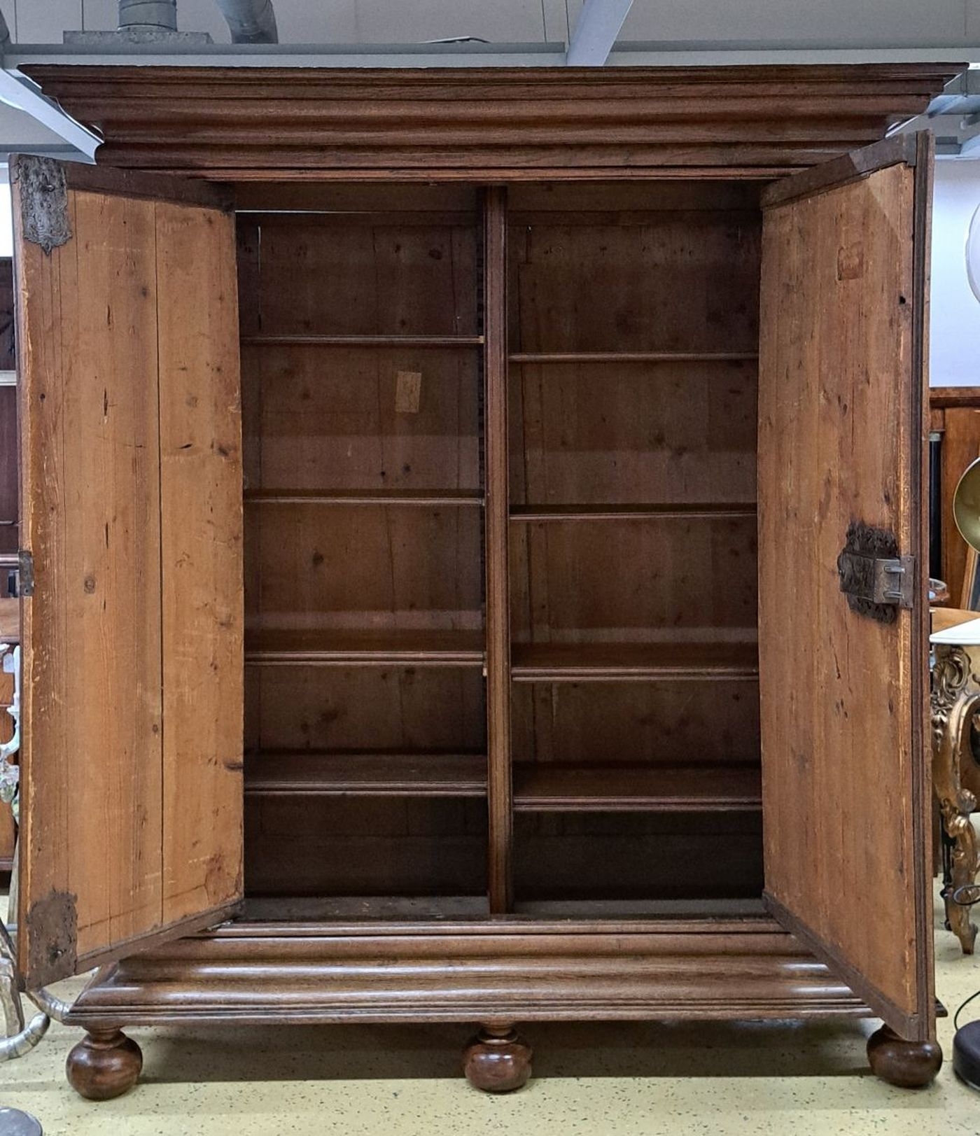 Detail d: Frankfurter Wellenschrank, um 1720/30, Eiche massiv, z.T. aufgedoppelt auf Fichte, seitlich kassettiert, durchgehendes Wellenprofil, Gesims und ...