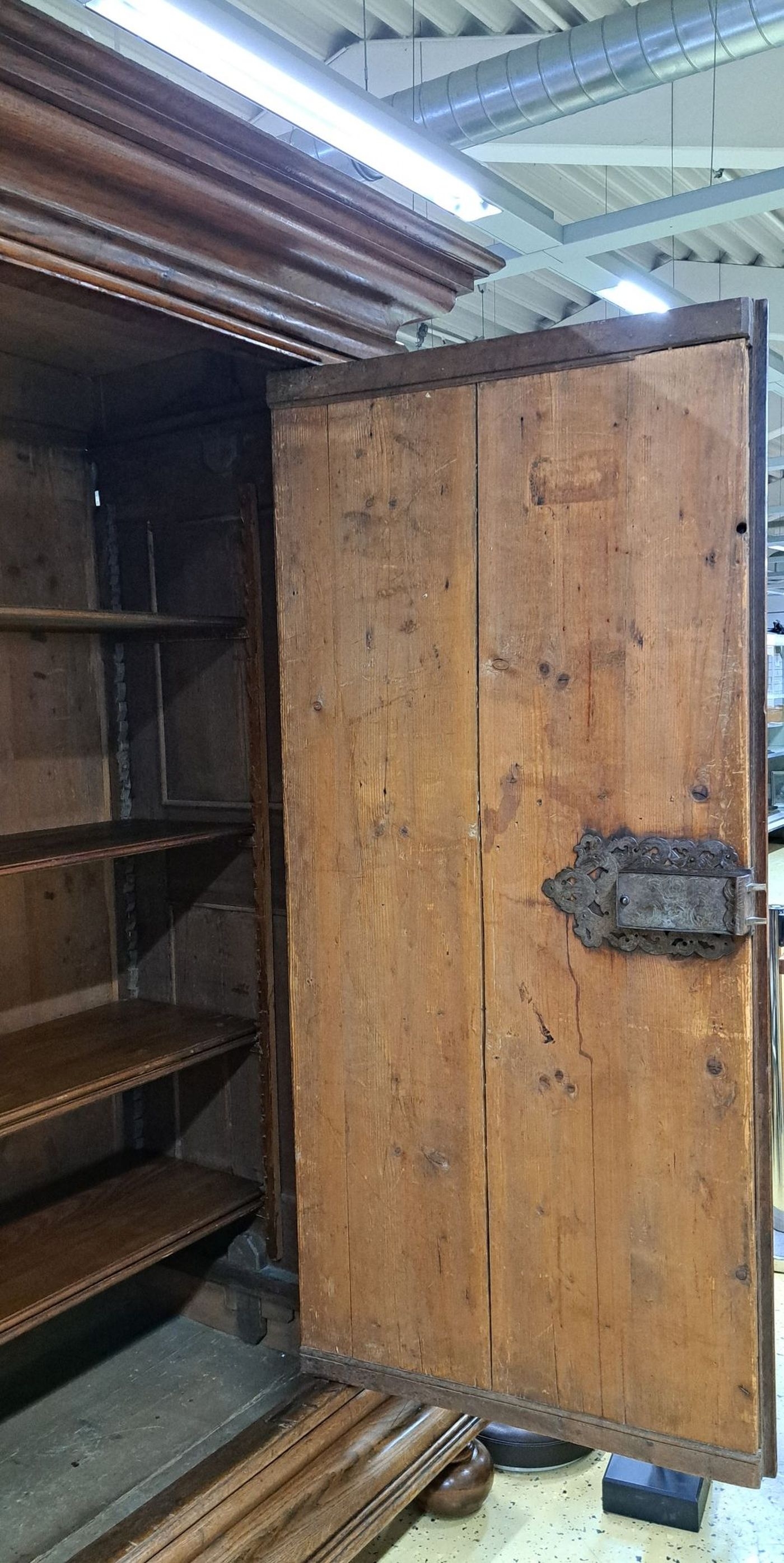 Detail e: Frankfurter Wellenschrank, um 1720/30, Eiche massiv, z.T. aufgedoppelt auf Fichte, seitlich kassettiert, durchgehendes Wellenprofil, Gesims und ...