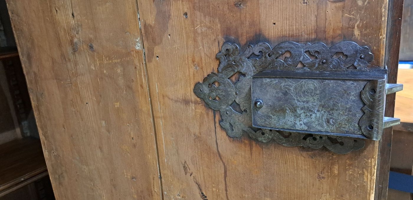Detail f: Frankfurter Wellenschrank, um 1720/30, Eiche massiv, z.T. aufgedoppelt auf Fichte, seitlich kassettiert, durchgehendes Wellenprofil, Gesims und ...