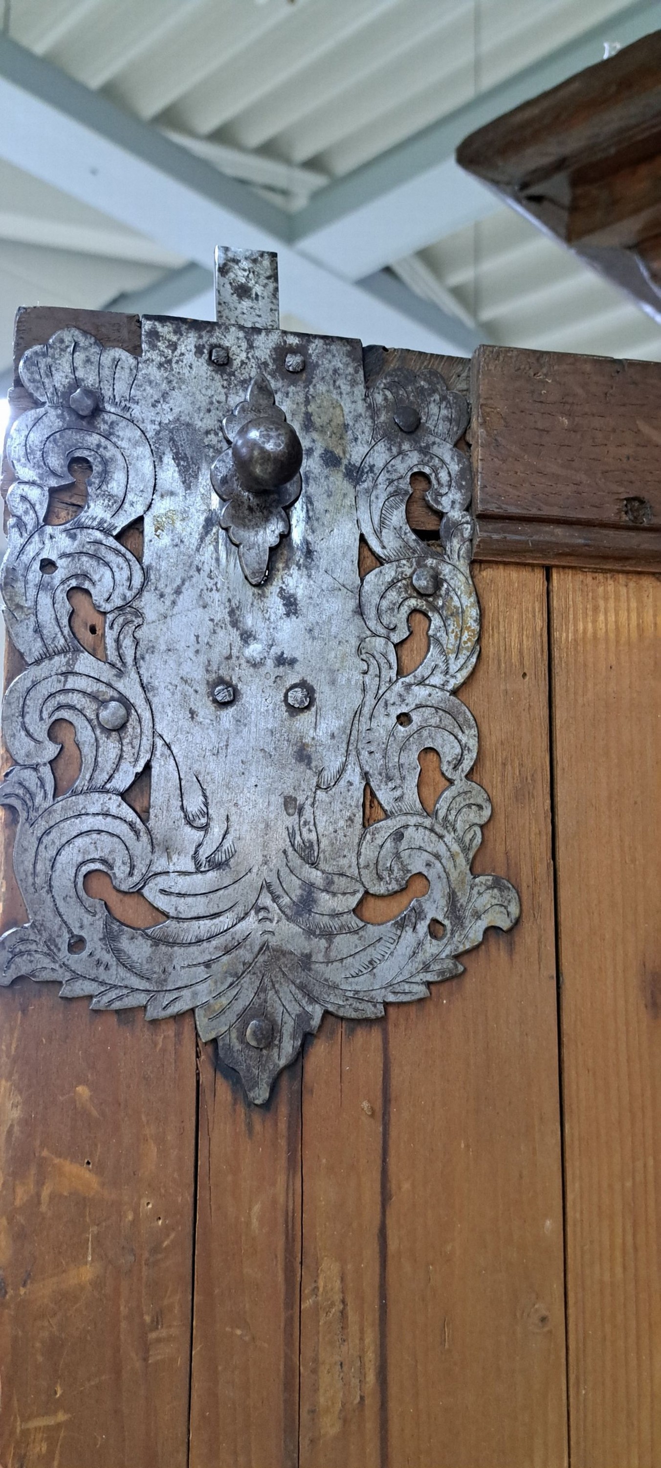 Detail g: Frankfurter Wellenschrank, um 1720/30, Eiche massiv, z.T. aufgedoppelt auf Fichte, seitlich kassettiert, durchgehendes Wellenprofil, Gesims und ...