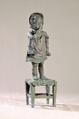 Image 26873810 - Große Bronze, Kind auf Hocker stehend, 2.H.20.Jh., patiniert, Verwendung als ...