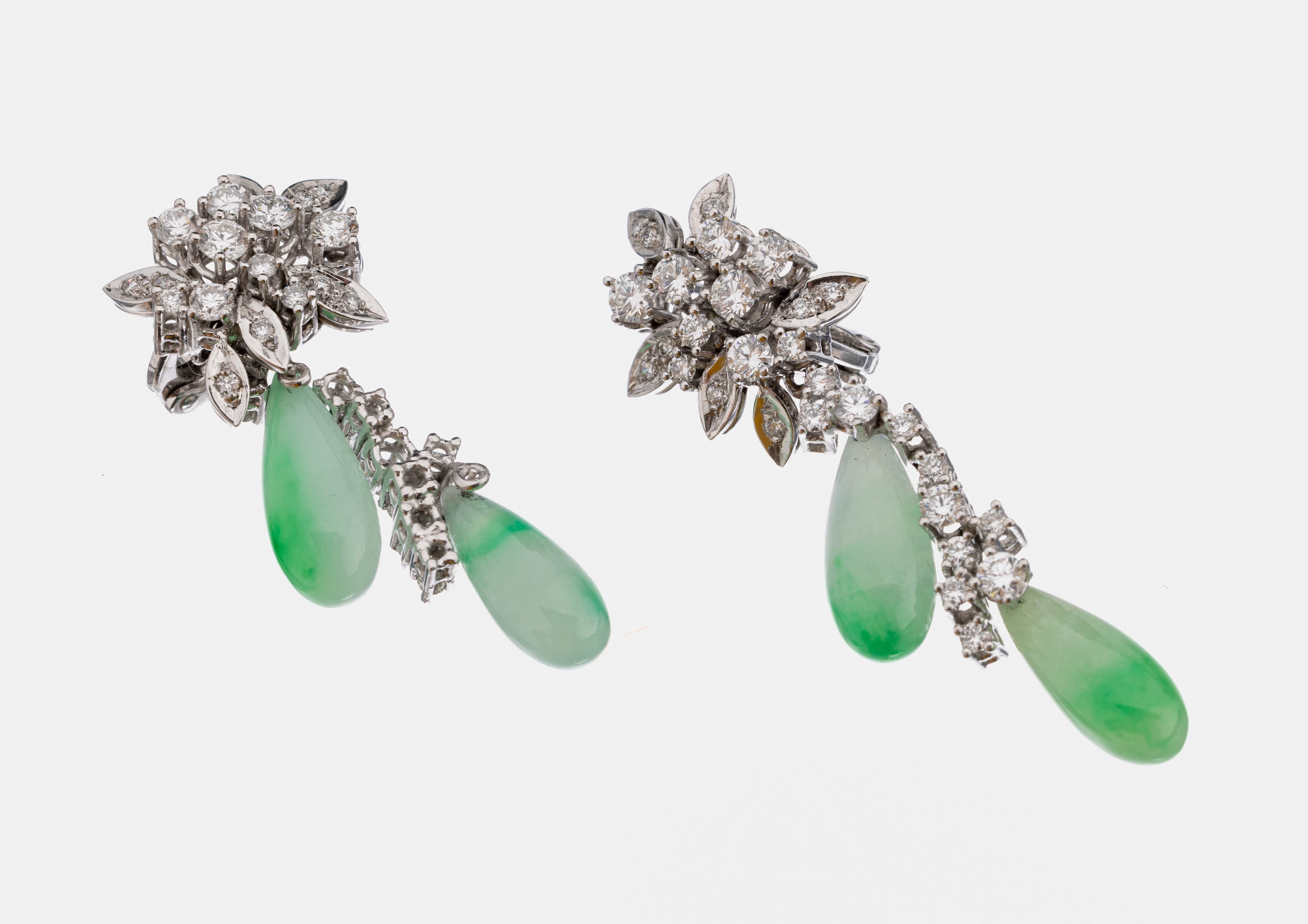 Paar 18 kt Gold Jade-Brillant-Ohrstecker, WG 750/000, sehr hochwertige Einzelanfertigungeines renommierten Idar-Obersteiner Goldschmieds, länglich ...
