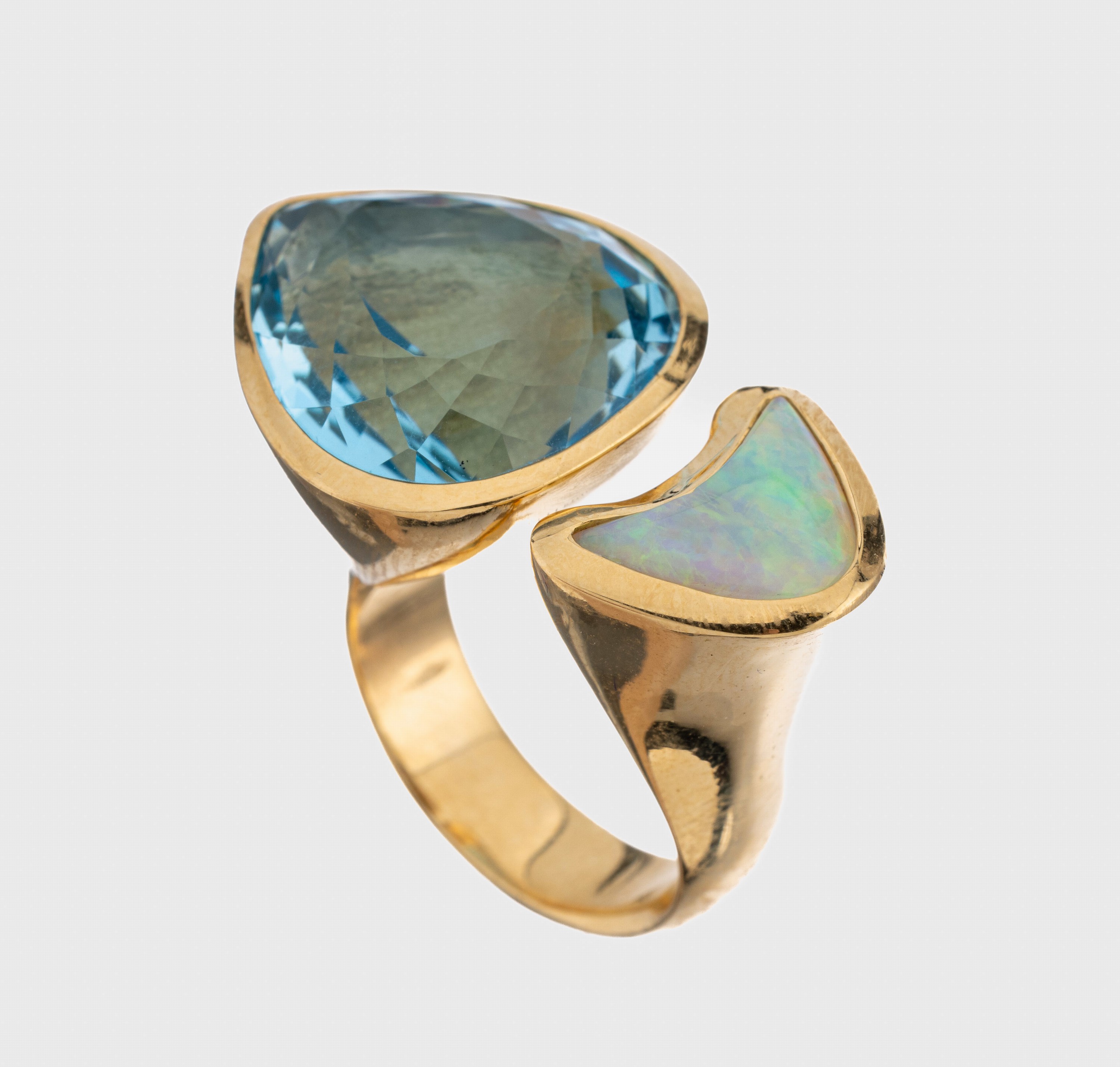 18 kt Gold Topas-Opal-Ring, GG 750/000, hochwertige Einzelanfertigung eines renommierten Idar-Obersteiner Goldschmieds, außergewöhnliche ...