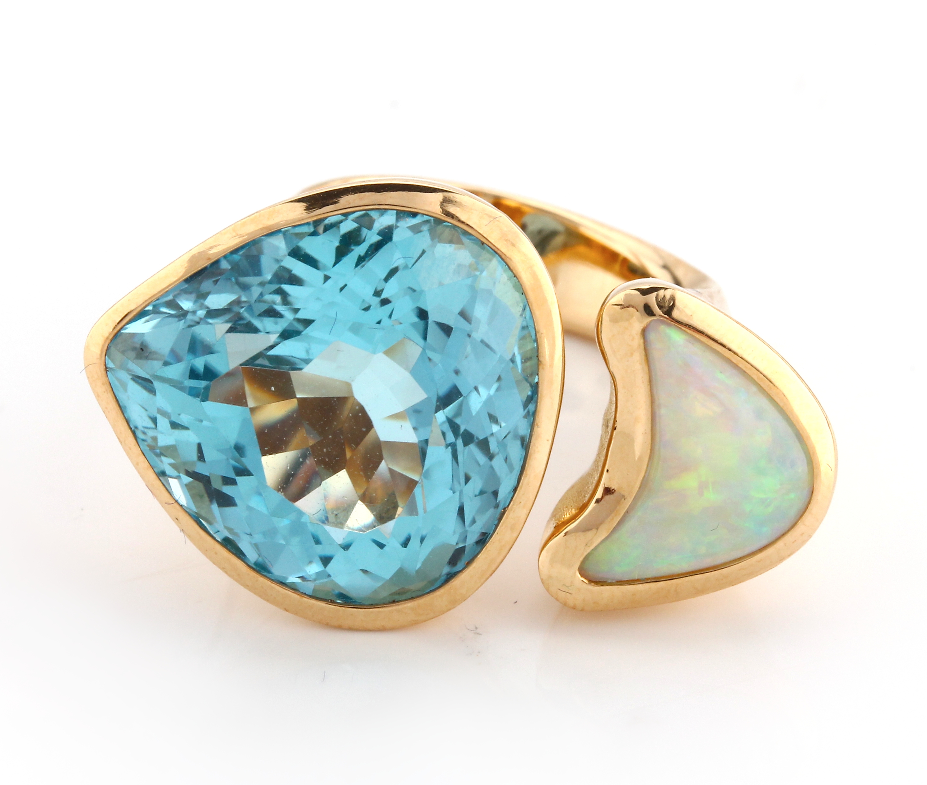 Detail a: 18 kt Gold Topas-Opal-Ring, GG 750/000, hochwertige Einzelanfertigung eines renommierten Idar-Obersteiner Goldschmieds, außergewöhnliche ...