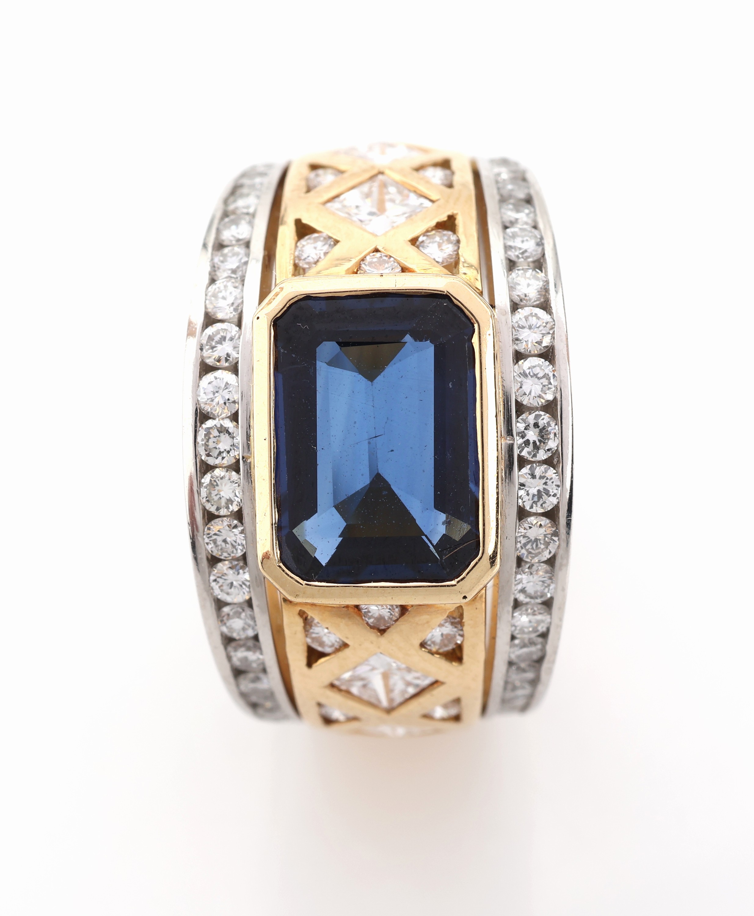 Detail a: 18 kt Gold Saphir-Diamant-Ring, GG/WG 750/000, hochwertige Einzelanfertigung eines renommierten Idar-Obersteiner Goldschmieds, Saphir im ...